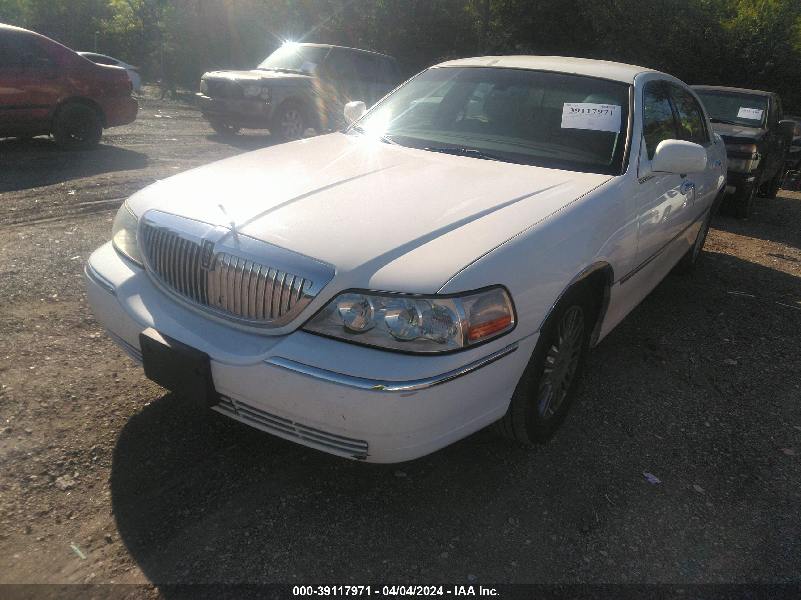 Photo 5 VIN: 2LNHM82W88X649951 - LINCOLN TOWN CAR 