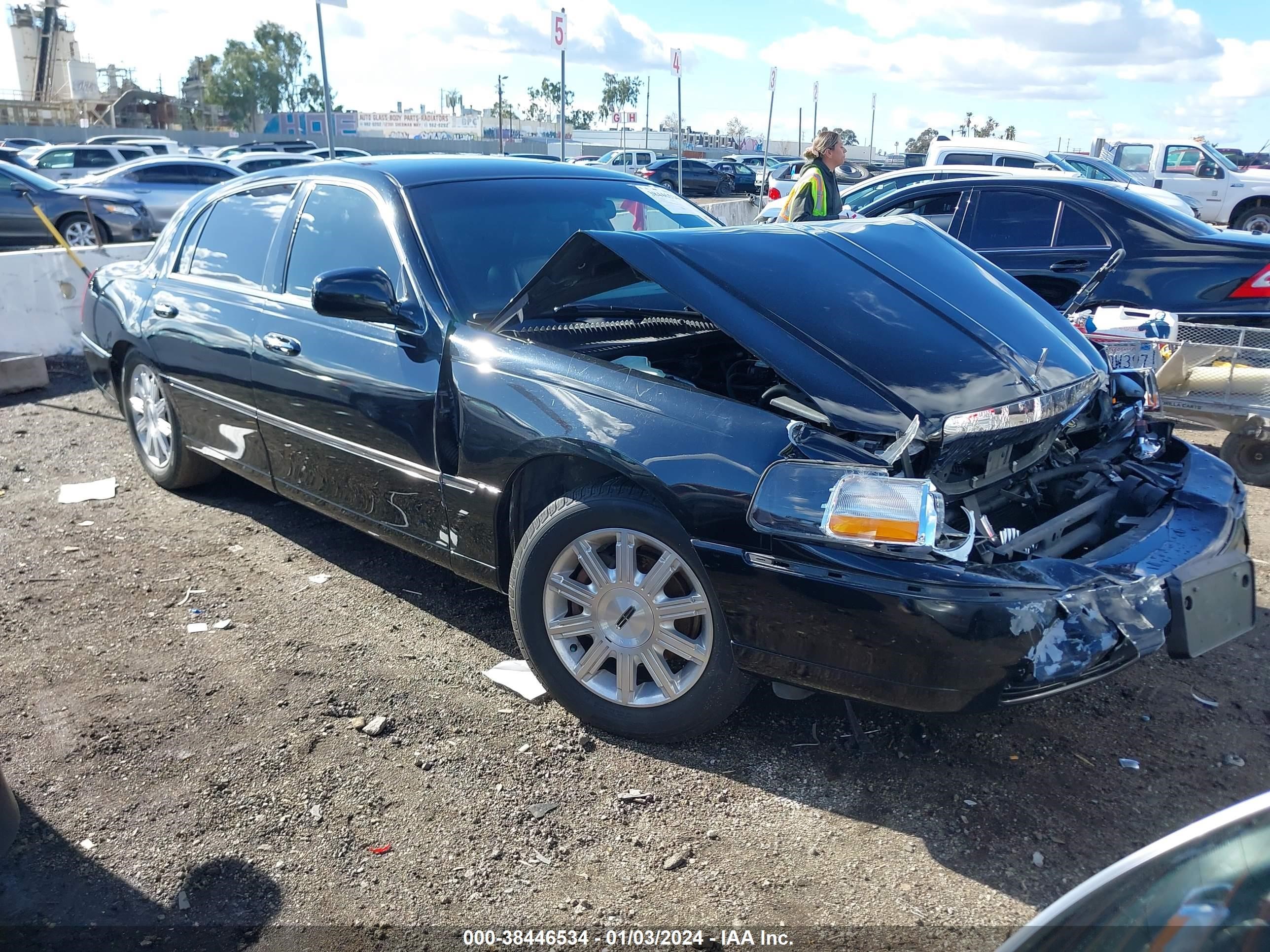 Photo 0 VIN: 2LNHM82W98X641082 - LINCOLN TOWN CAR 