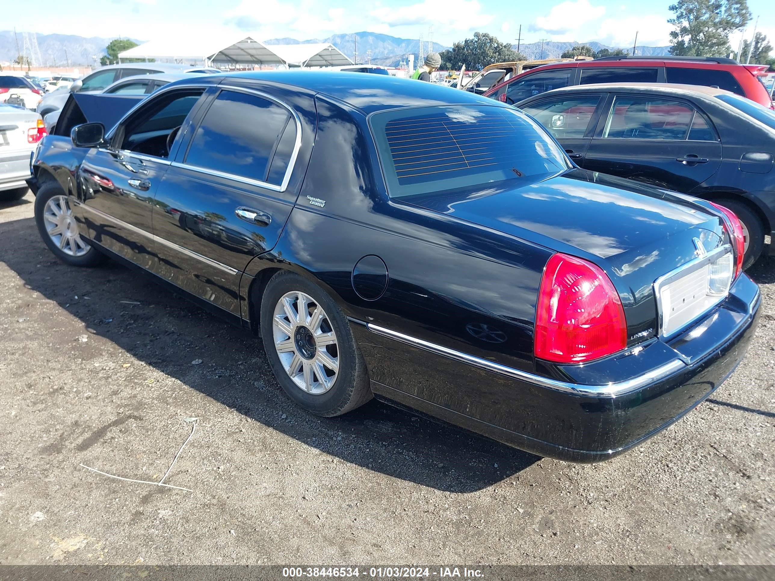 Photo 2 VIN: 2LNHM82W98X641082 - LINCOLN TOWN CAR 