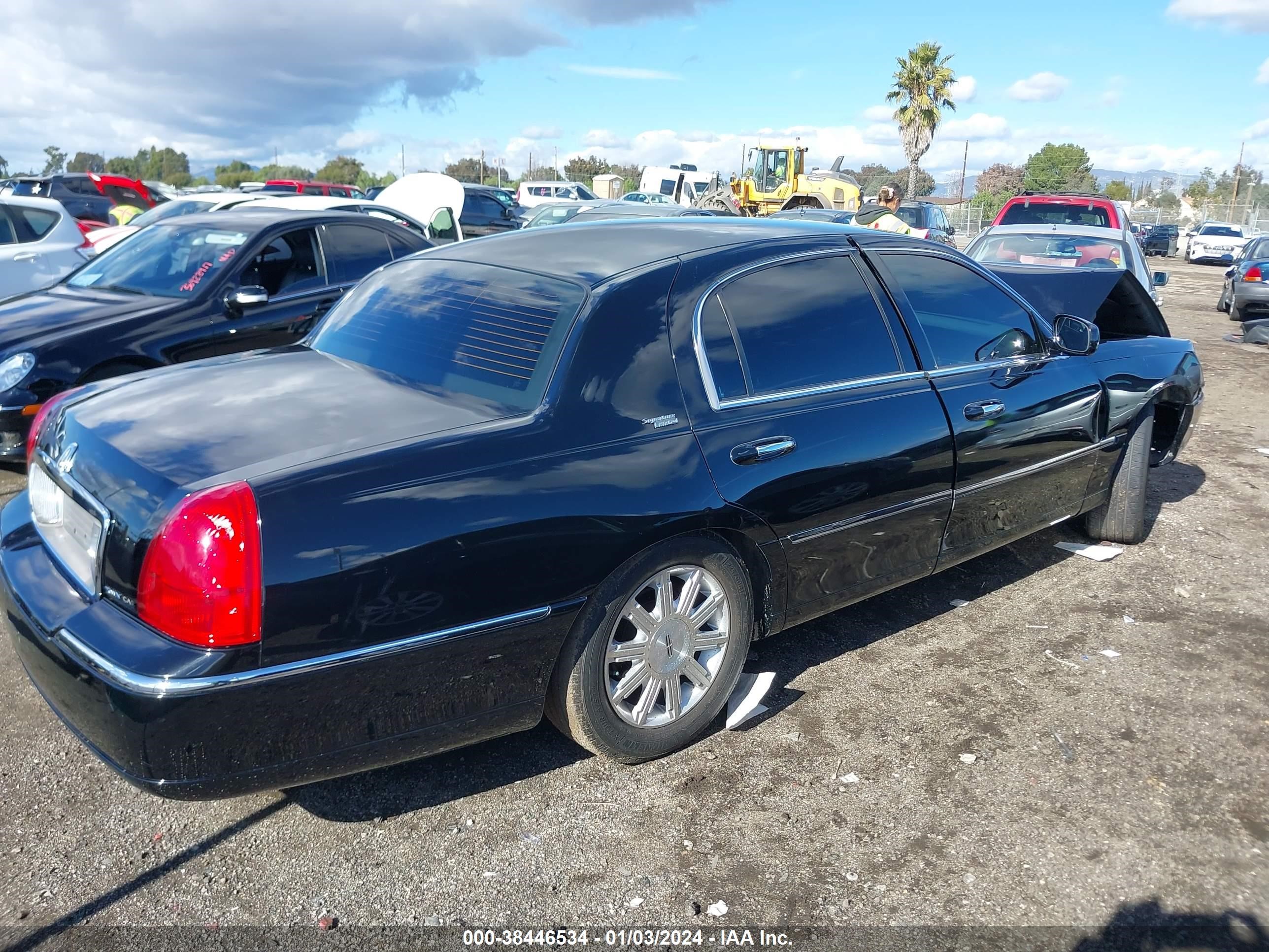 Photo 3 VIN: 2LNHM82W98X641082 - LINCOLN TOWN CAR 