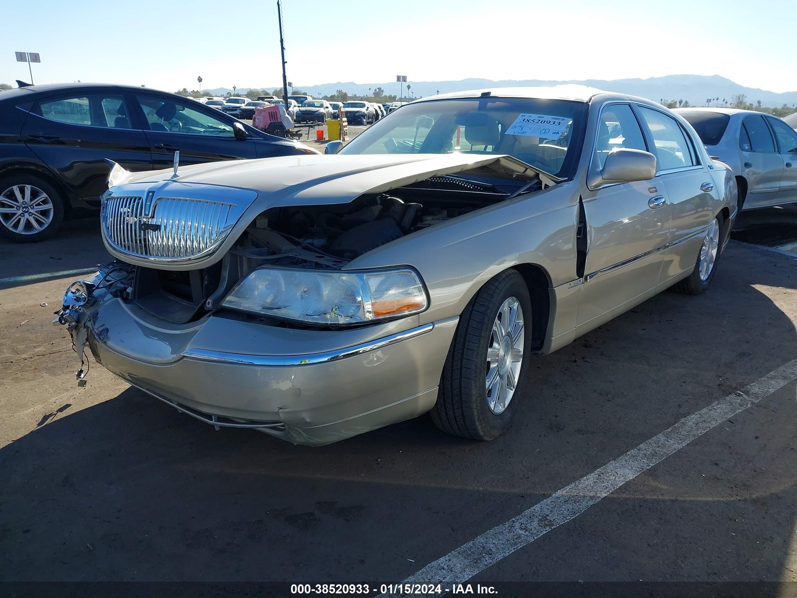 Photo 1 VIN: 2LNHM82W98X647433 - LINCOLN TOWN CAR 