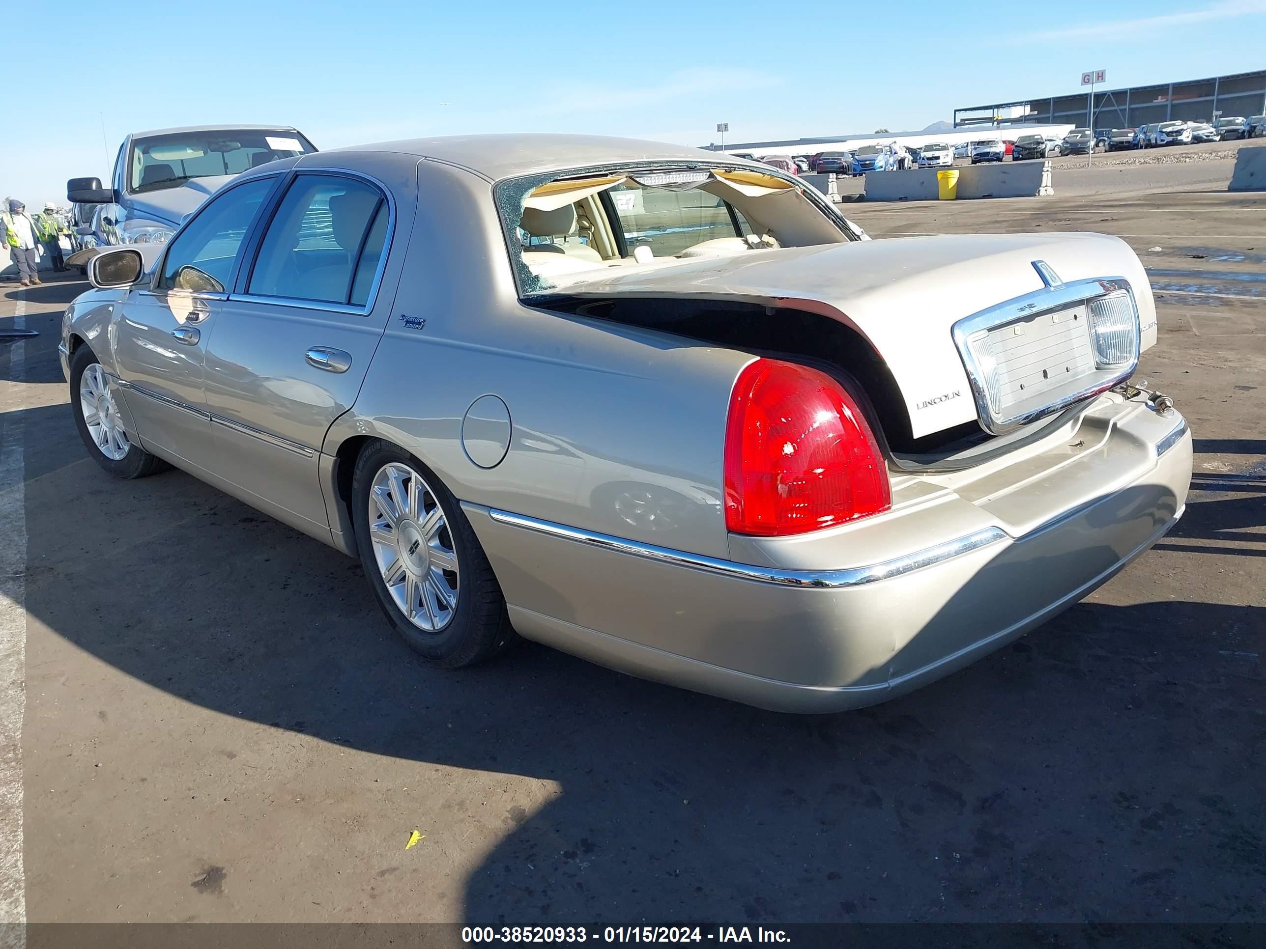 Photo 2 VIN: 2LNHM82W98X647433 - LINCOLN TOWN CAR 