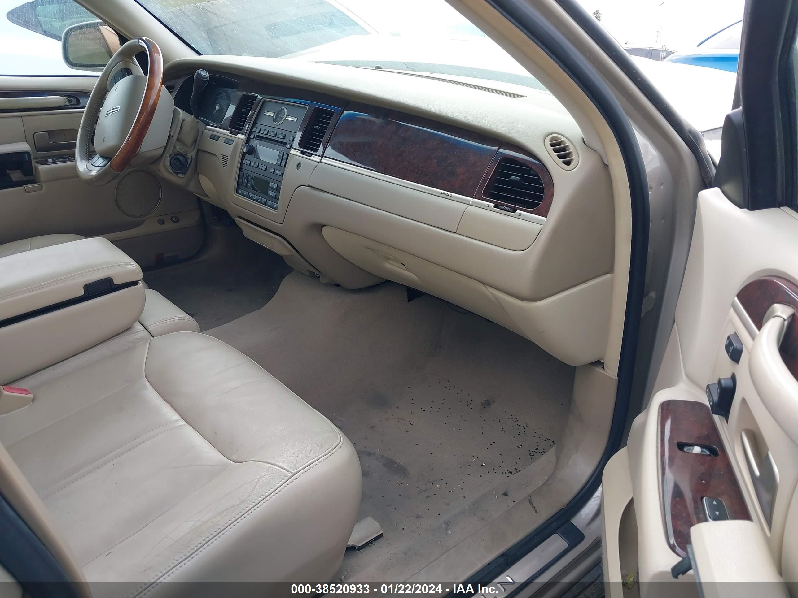 Photo 4 VIN: 2LNHM82W98X647433 - LINCOLN TOWN CAR 