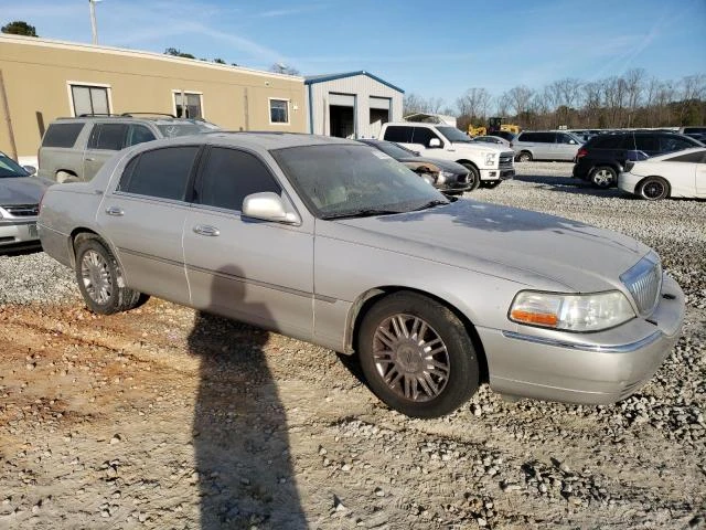 Photo 3 VIN: 2LNHM82W98X660750 - LINCOLN TOWN CAR S 