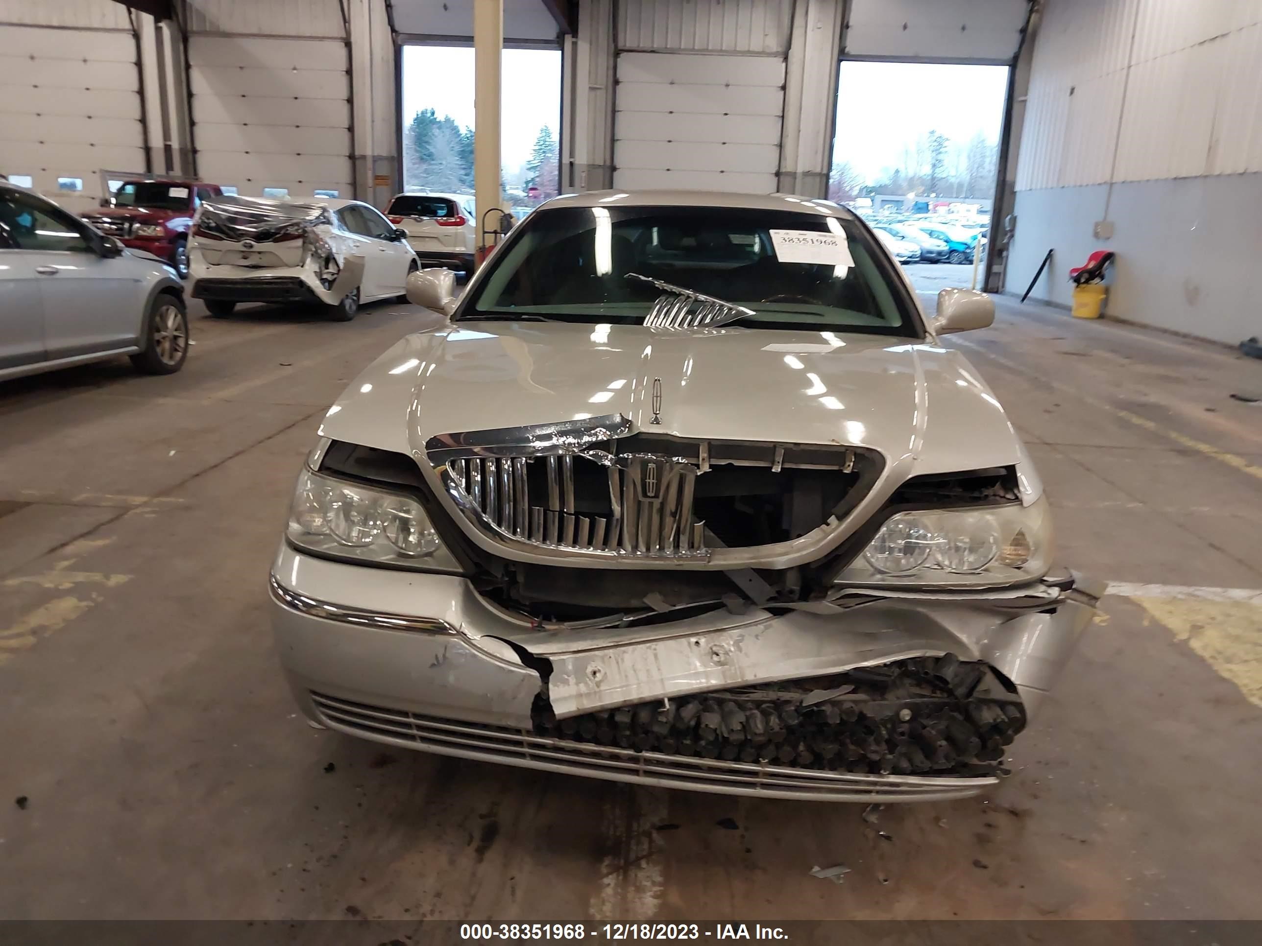 Photo 11 VIN: 2LNHM82WX8X646601 - LINCOLN TOWN CAR 