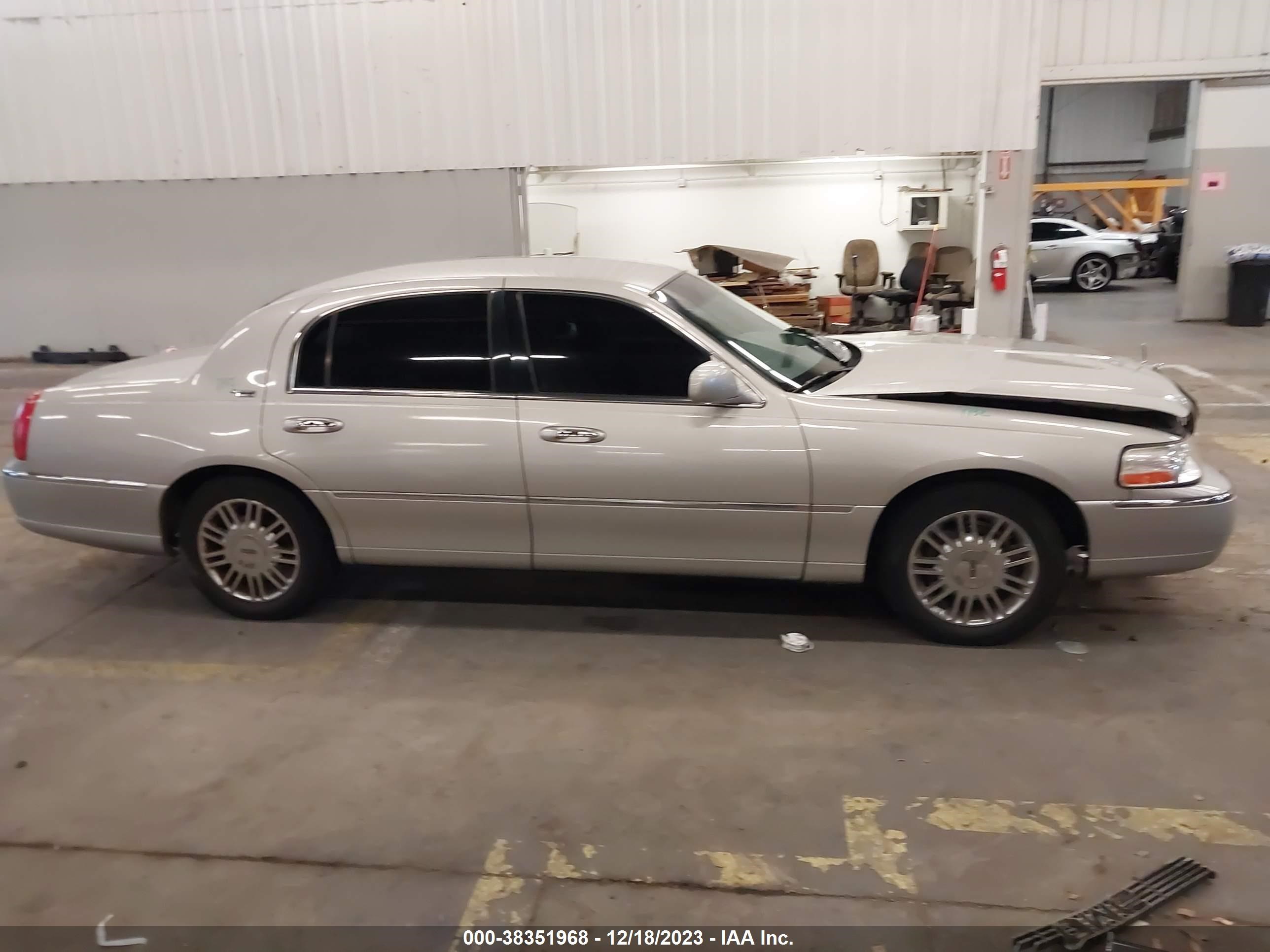 Photo 12 VIN: 2LNHM82WX8X646601 - LINCOLN TOWN CAR 