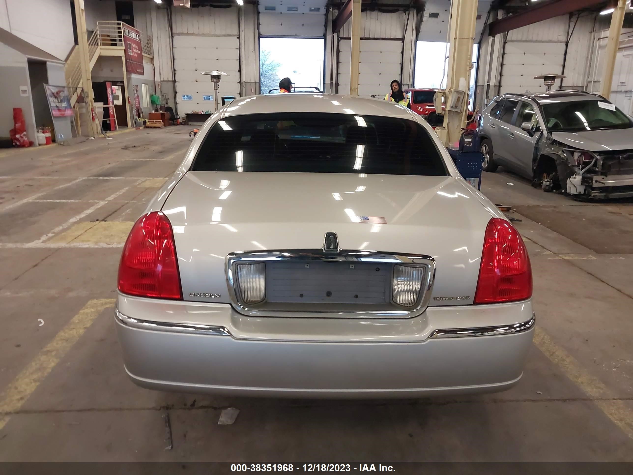 Photo 15 VIN: 2LNHM82WX8X646601 - LINCOLN TOWN CAR 