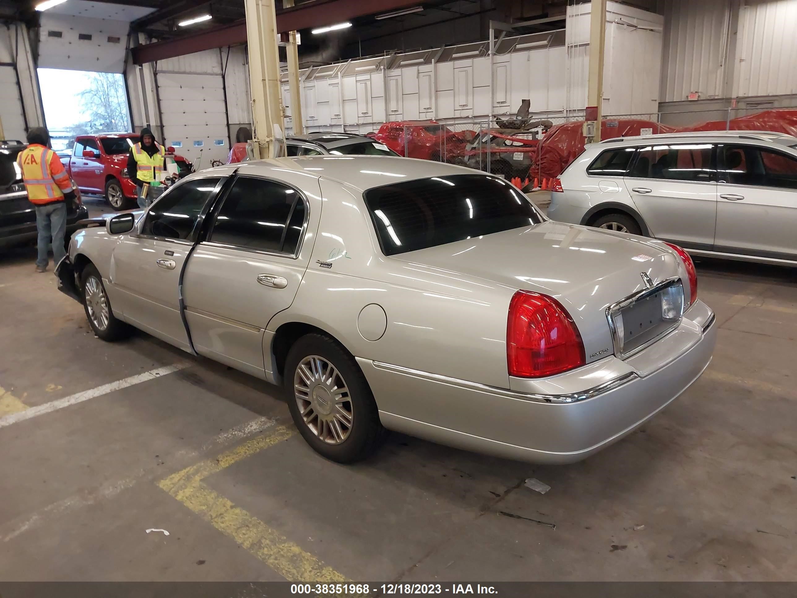 Photo 2 VIN: 2LNHM82WX8X646601 - LINCOLN TOWN CAR 