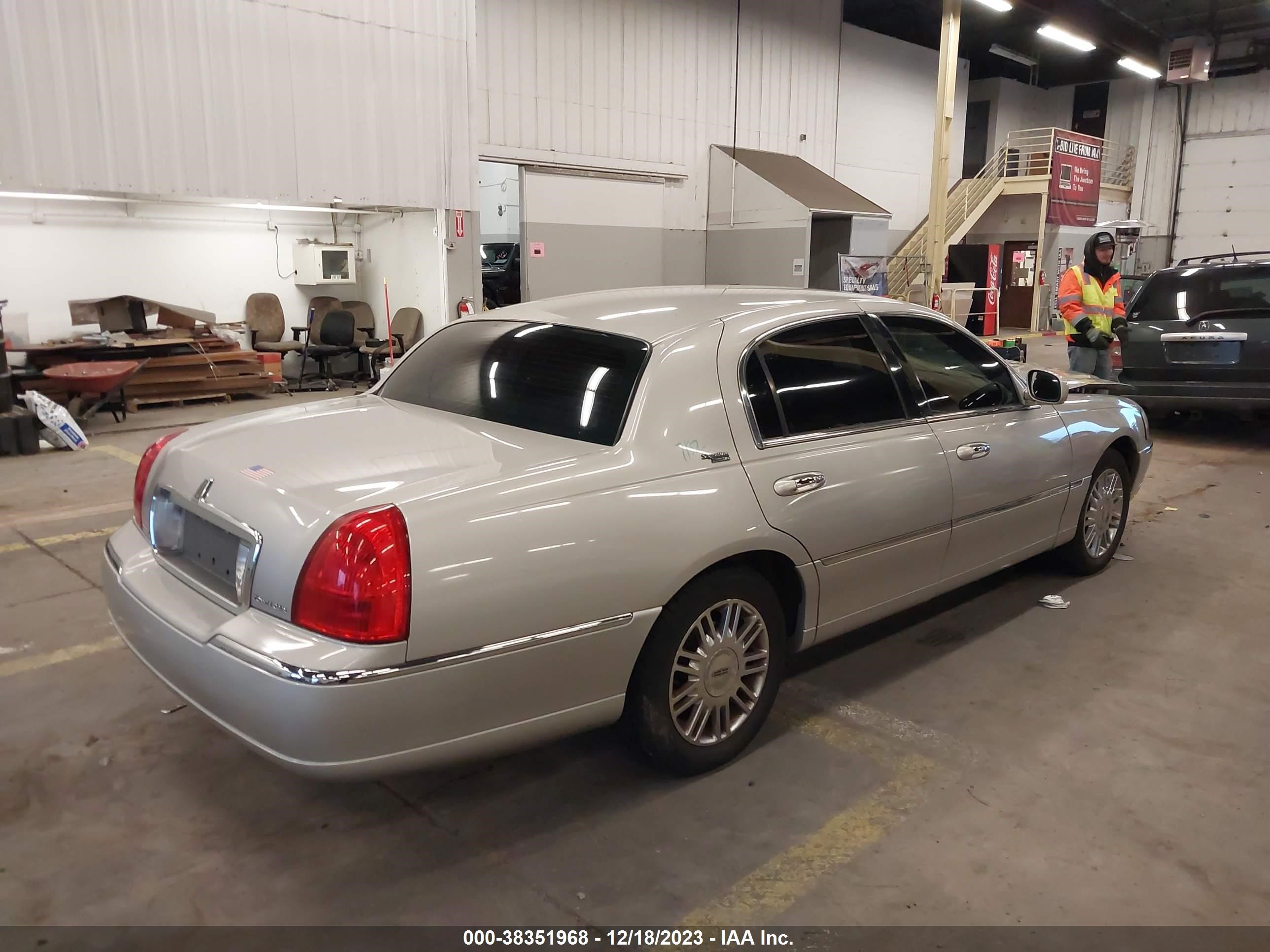 Photo 3 VIN: 2LNHM82WX8X646601 - LINCOLN TOWN CAR 