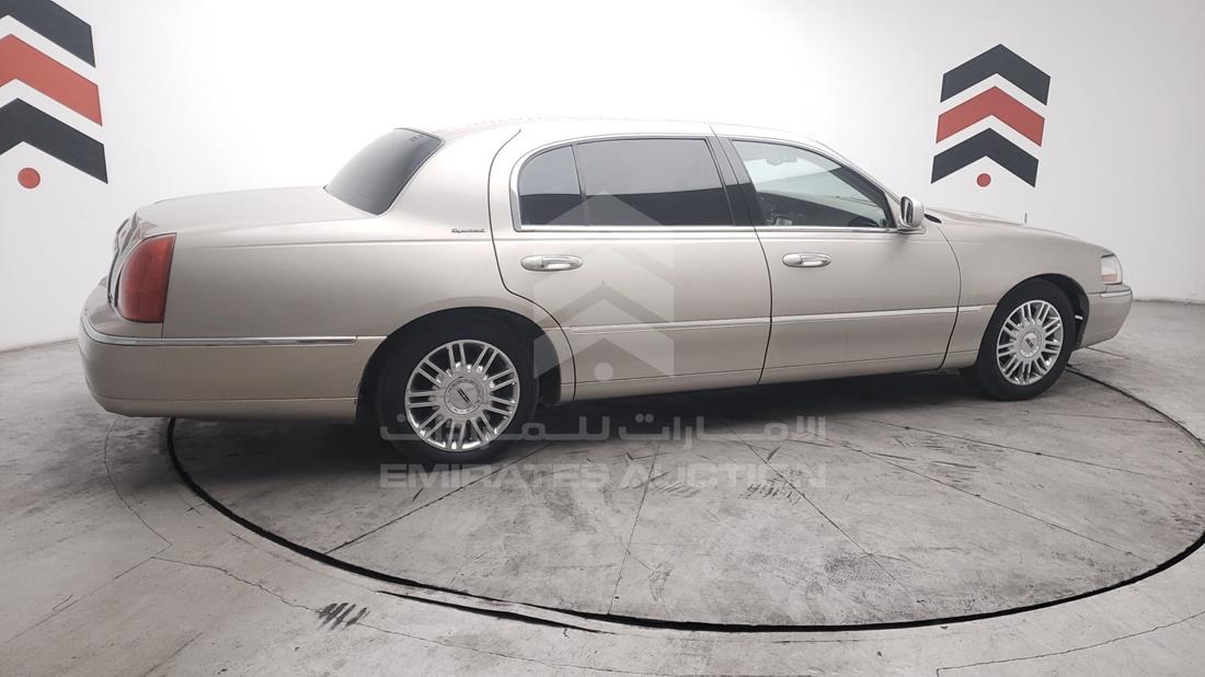 Photo 8 VIN: 2LNHM85V08X640731 - LINCOLN TOWN 