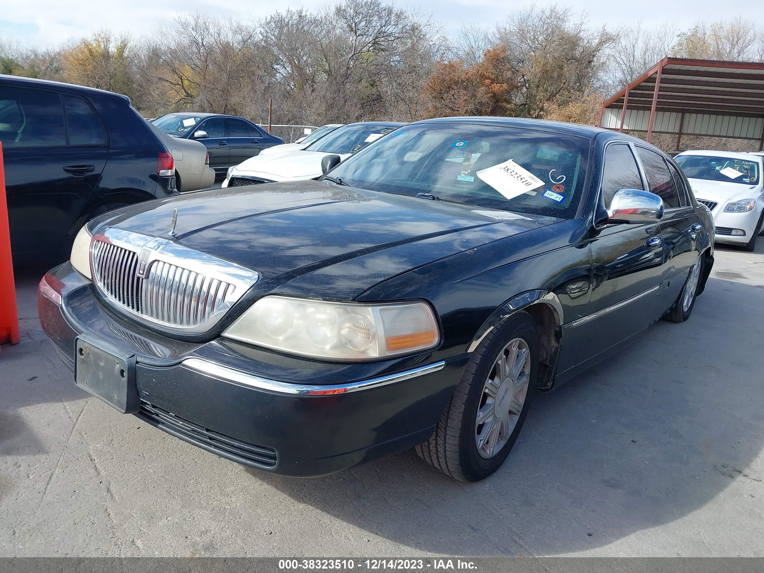 Photo 1 VIN: 2LNHM85V09X619332 - LINCOLN TOWN CAR 