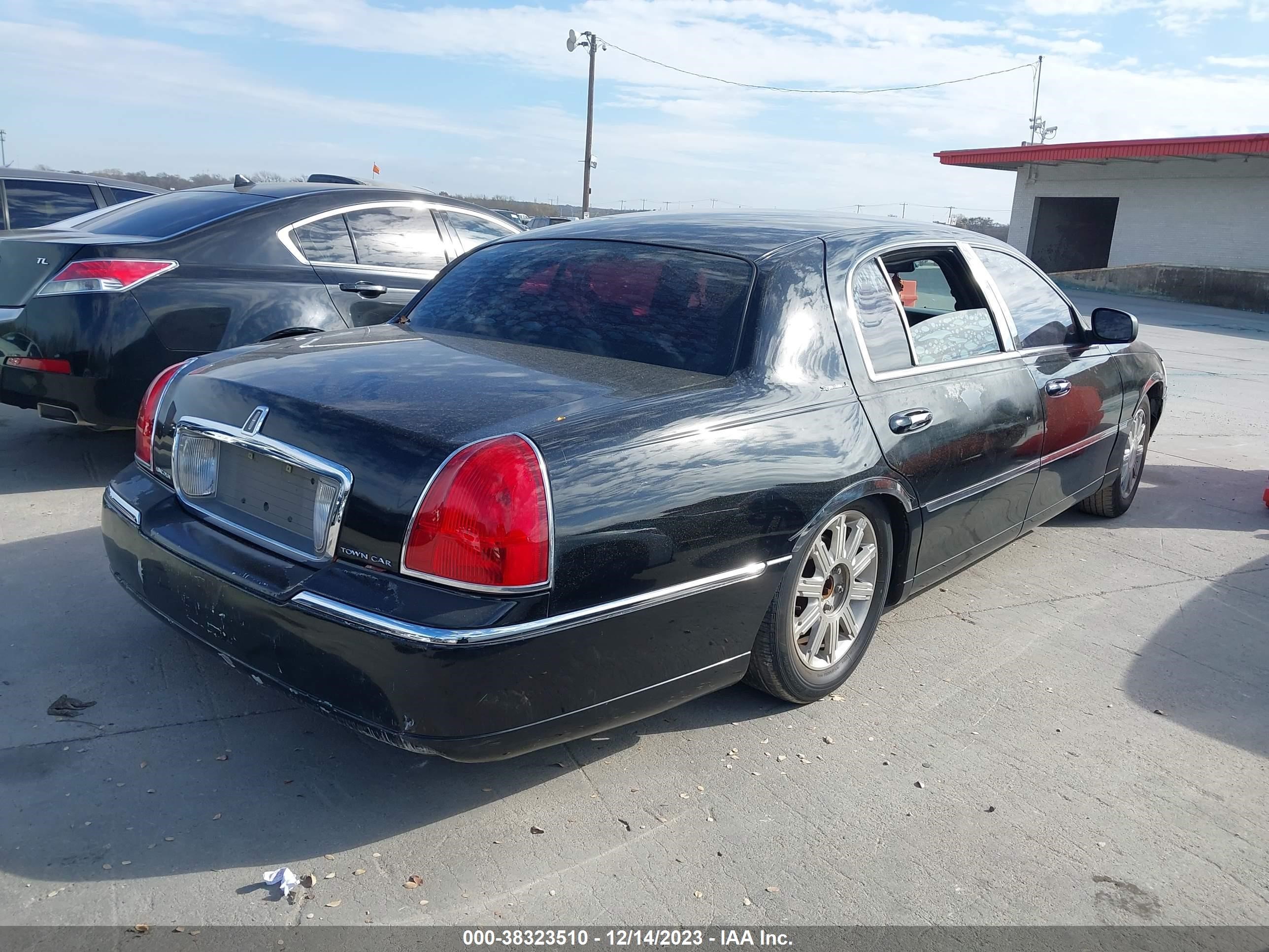 Photo 3 VIN: 2LNHM85V09X619332 - LINCOLN TOWN CAR 