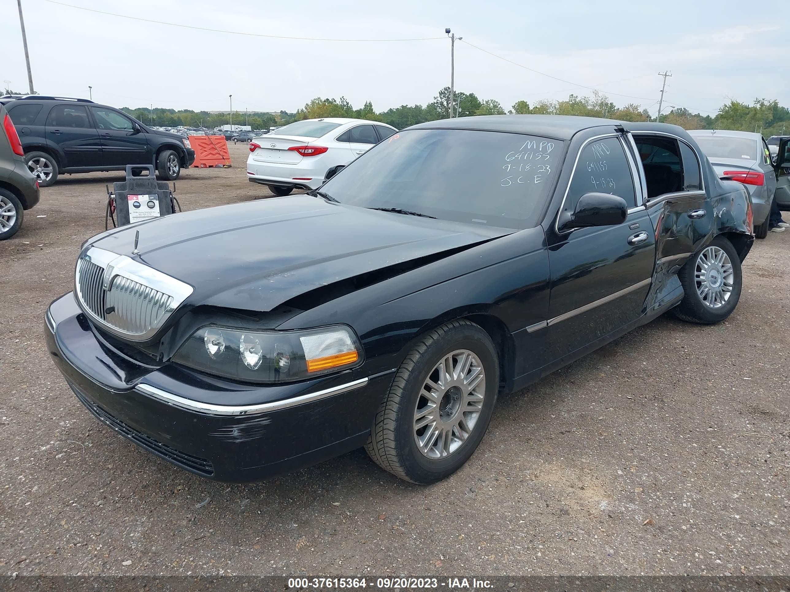 Photo 1 VIN: 2LNHM85V68X641155 - LINCOLN TOWN CAR 