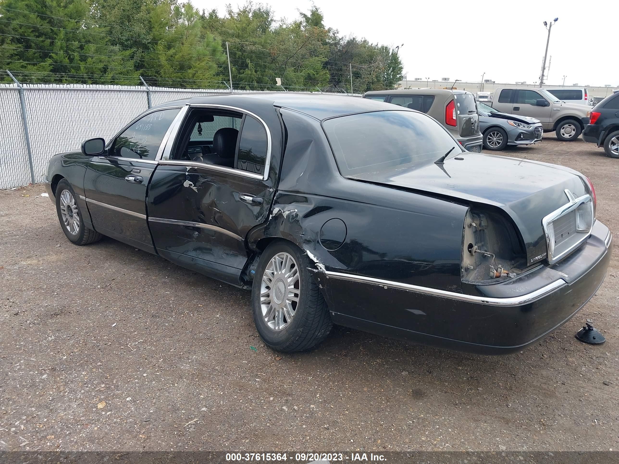 Photo 2 VIN: 2LNHM85V68X641155 - LINCOLN TOWN CAR 