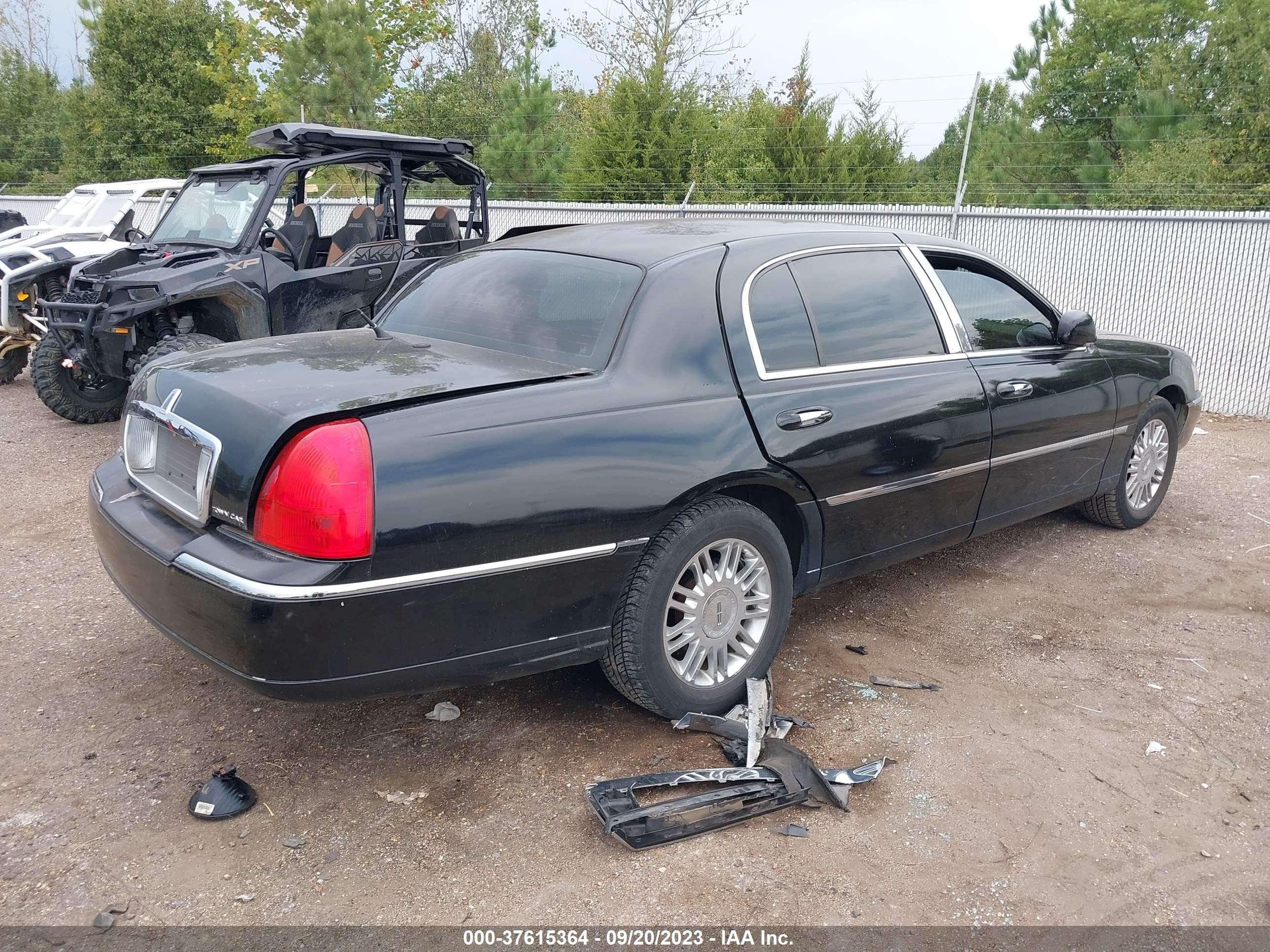 Photo 3 VIN: 2LNHM85V68X641155 - LINCOLN TOWN CAR 