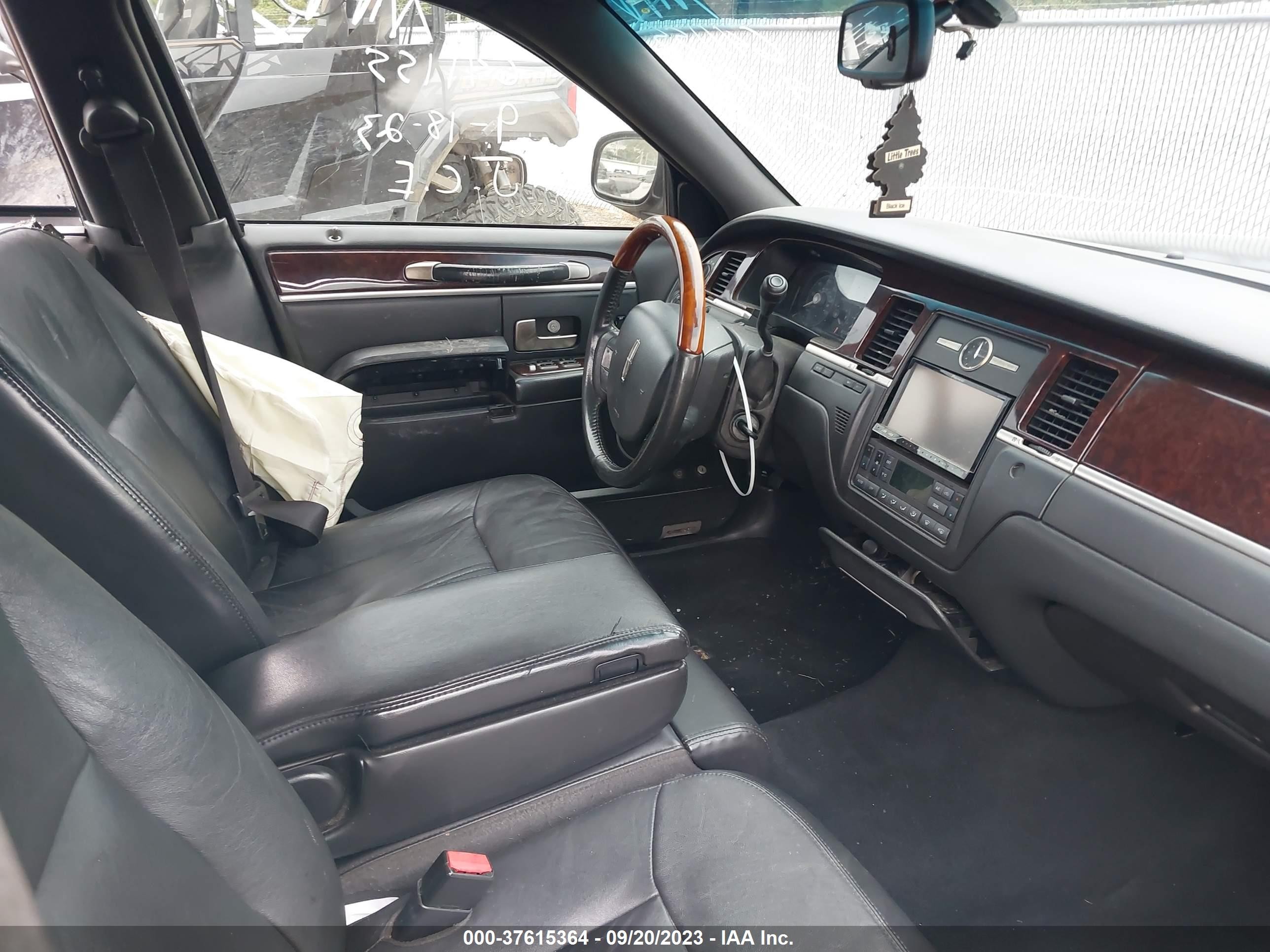 Photo 4 VIN: 2LNHM85V68X641155 - LINCOLN TOWN CAR 