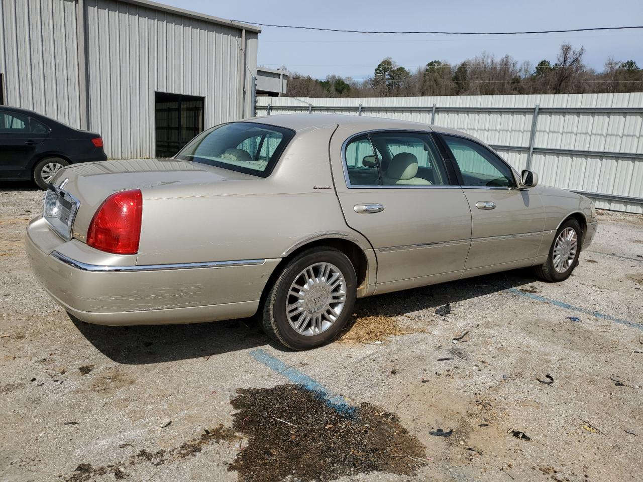 Photo 2 VIN: 2LNHM85V68X644511 - LINCOLN TOWN CAR 