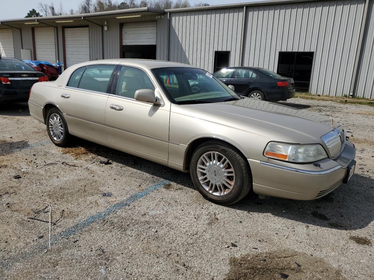 Photo 3 VIN: 2LNHM85V68X644511 - LINCOLN TOWN CAR 