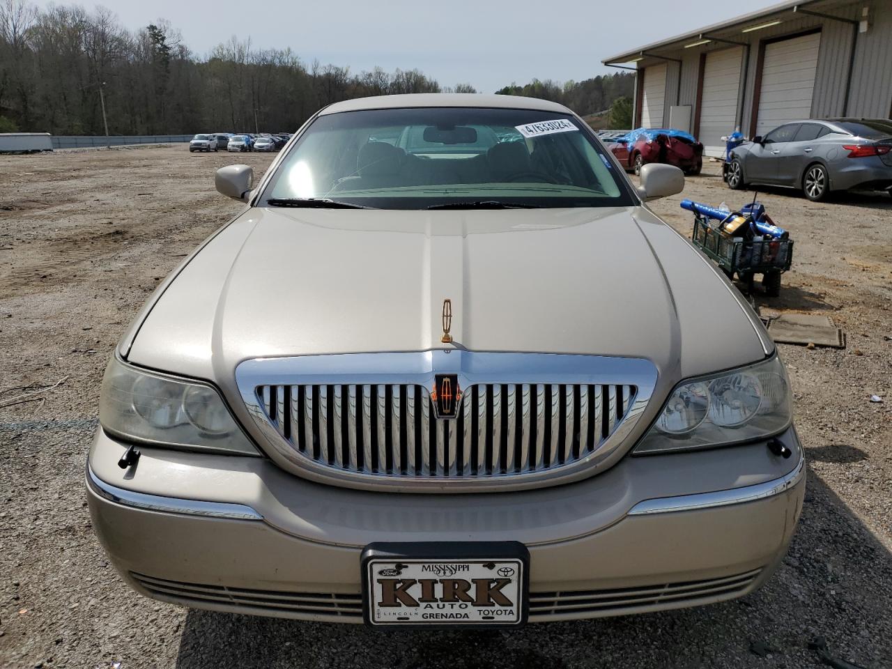 Photo 4 VIN: 2LNHM85V68X644511 - LINCOLN TOWN CAR 