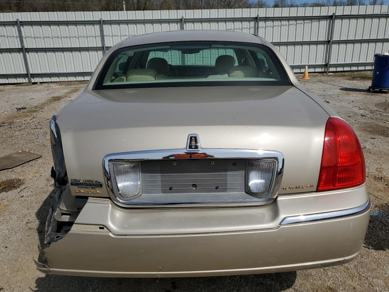 Photo 5 VIN: 2LNHM85V68X644511 - LINCOLN TOWN CAR 