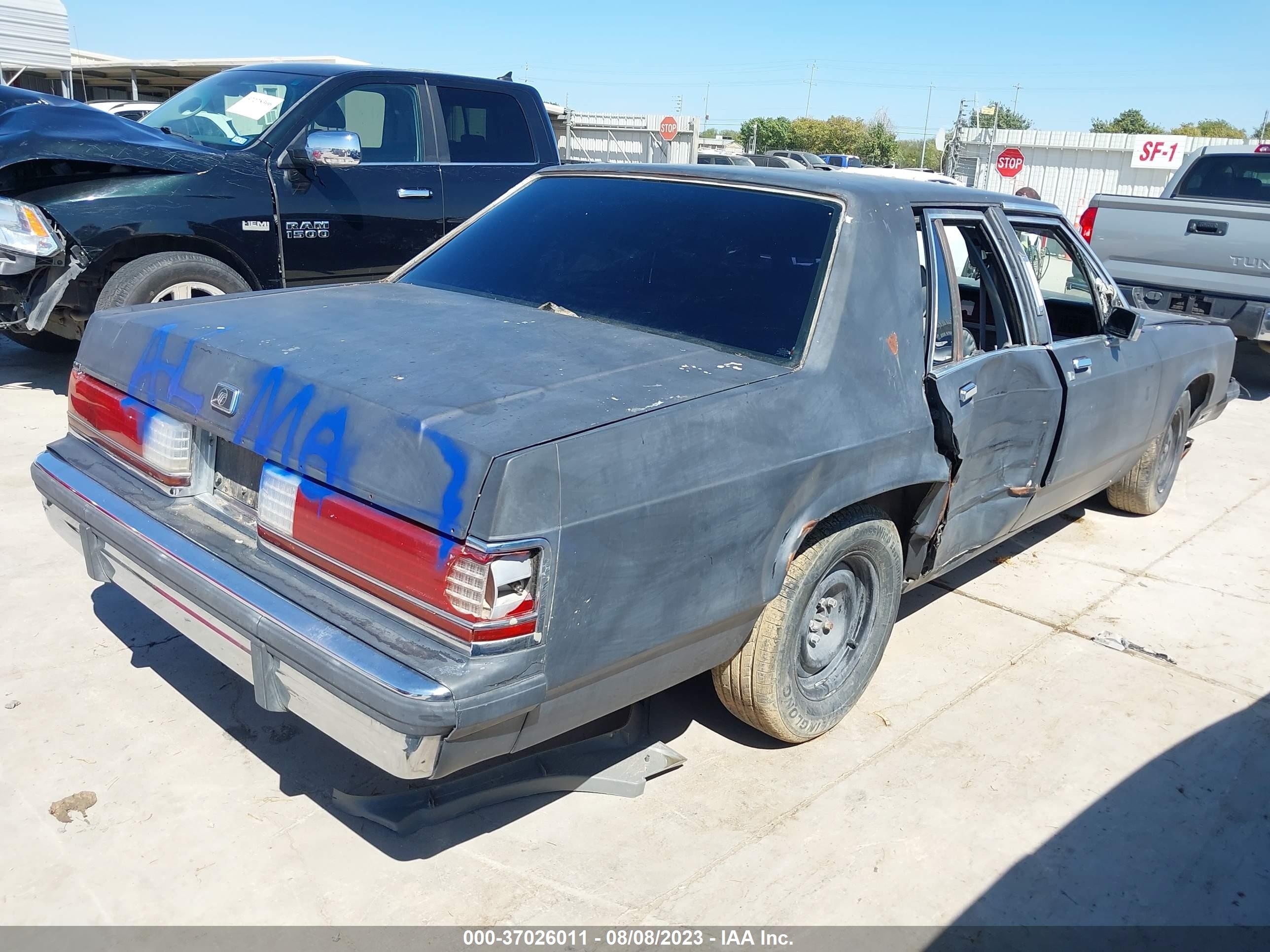 Photo 3 VIN: 2MEBM75F0JX654002 - MERCURY GRAND MARQUIS 