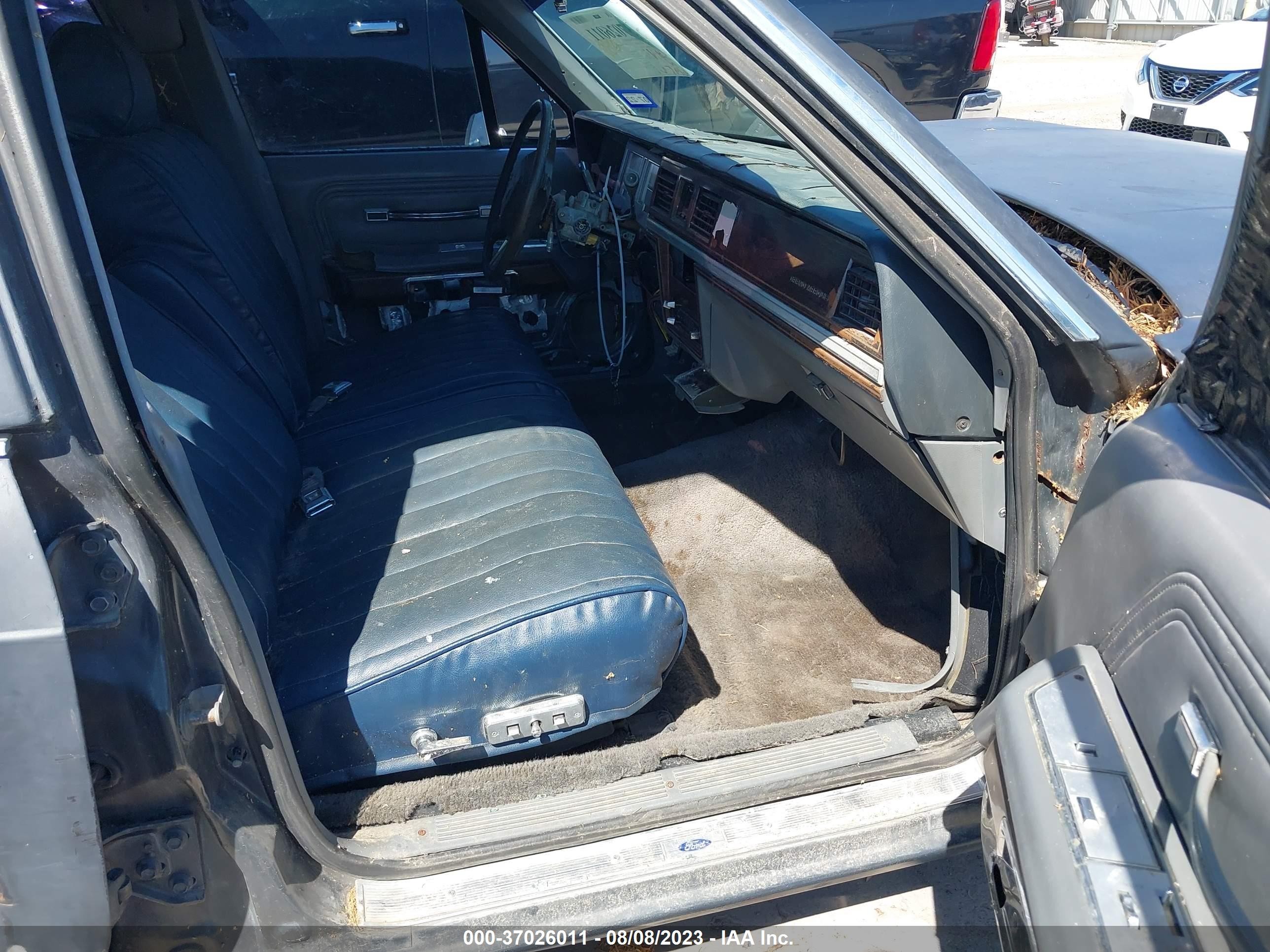 Photo 4 VIN: 2MEBM75F0JX654002 - MERCURY GRAND MARQUIS 