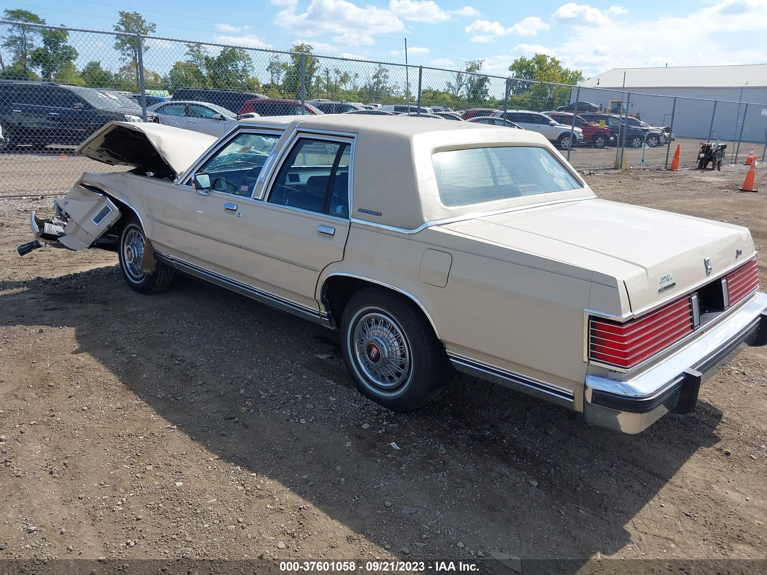 Photo 2 VIN: 2MEBM75F7HX617796 - MERCURY GRAND MARQUIS 