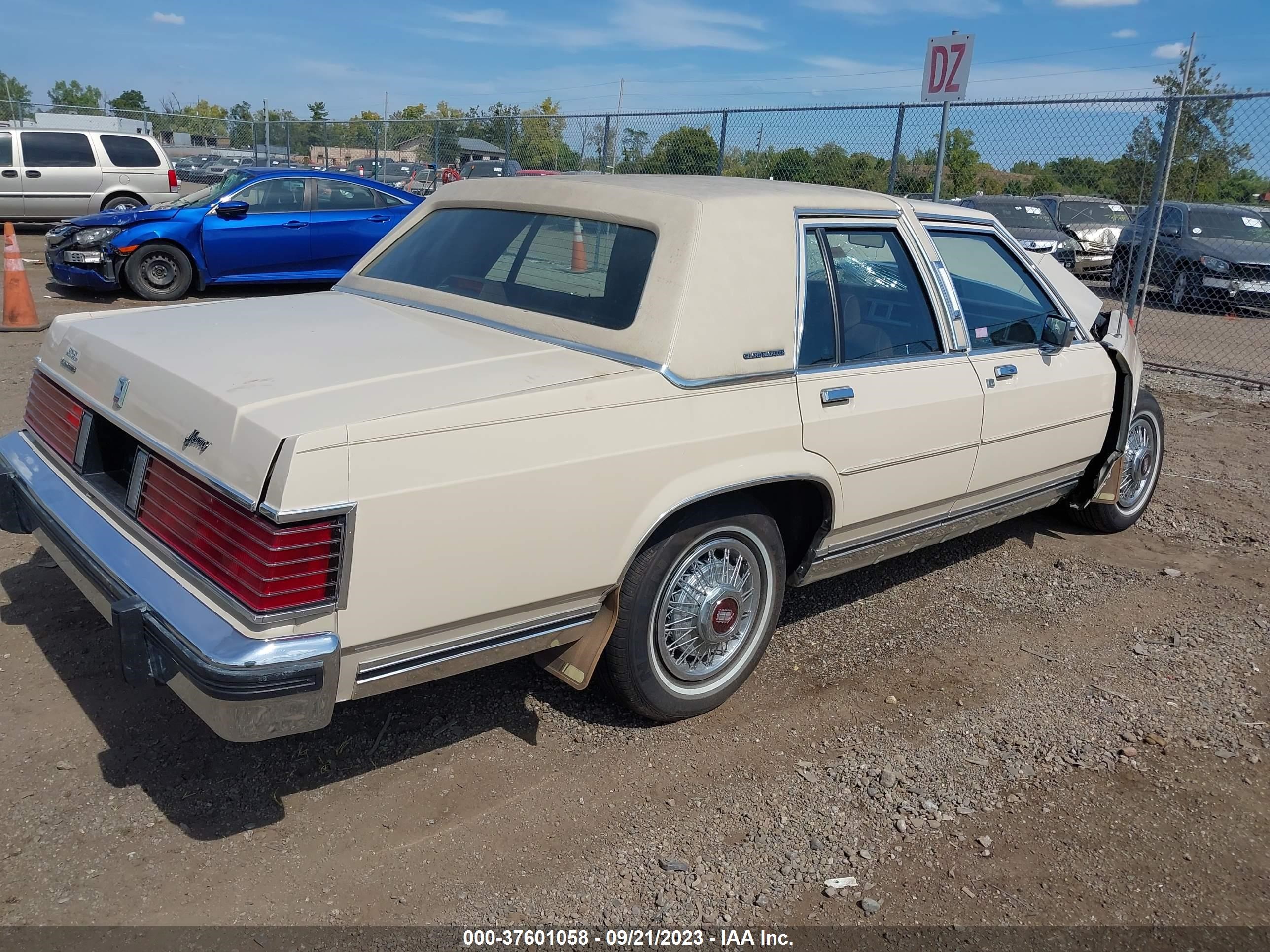 Photo 3 VIN: 2MEBM75F7HX617796 - MERCURY GRAND MARQUIS 