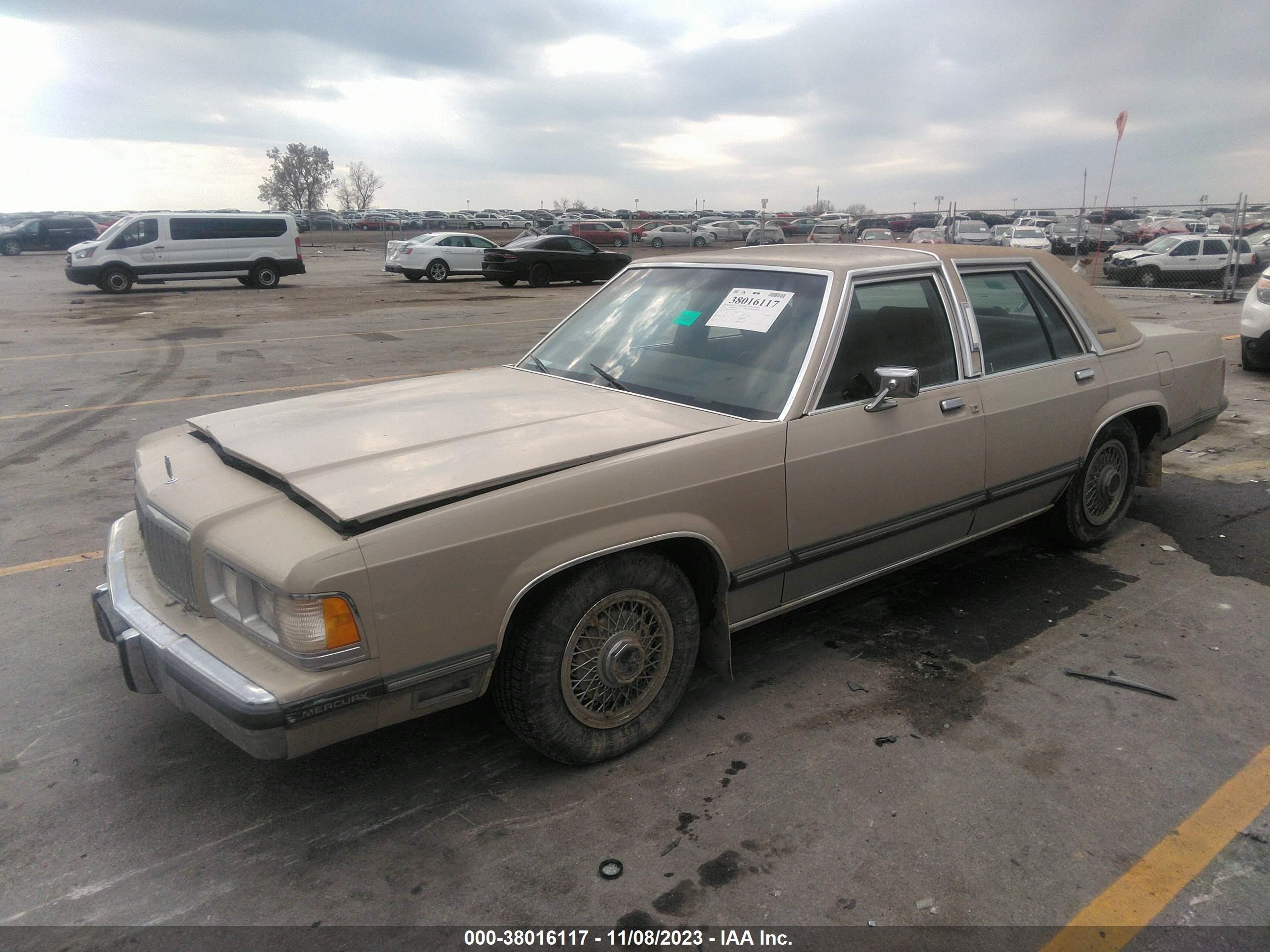 Photo 1 VIN: 2MEBM75F8JX701762 - MERCURY GRAND MARQUIS 