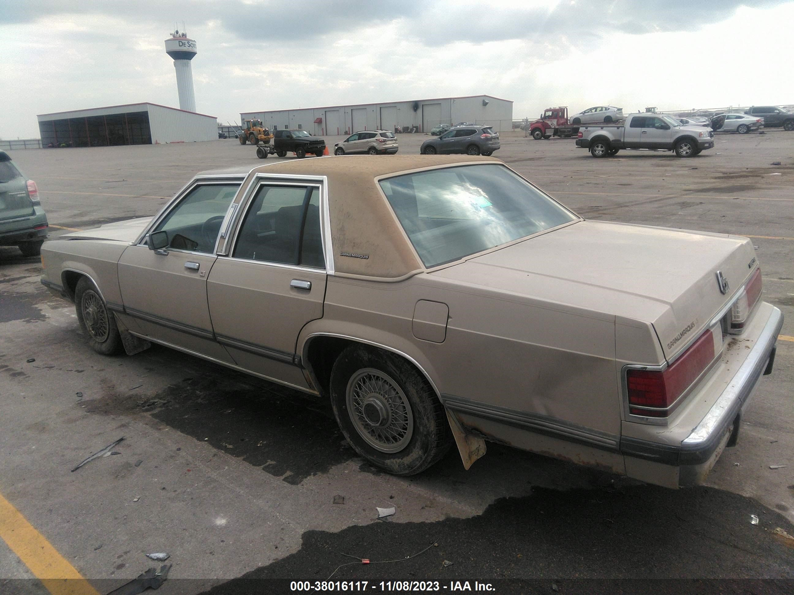 Photo 2 VIN: 2MEBM75F8JX701762 - MERCURY GRAND MARQUIS 