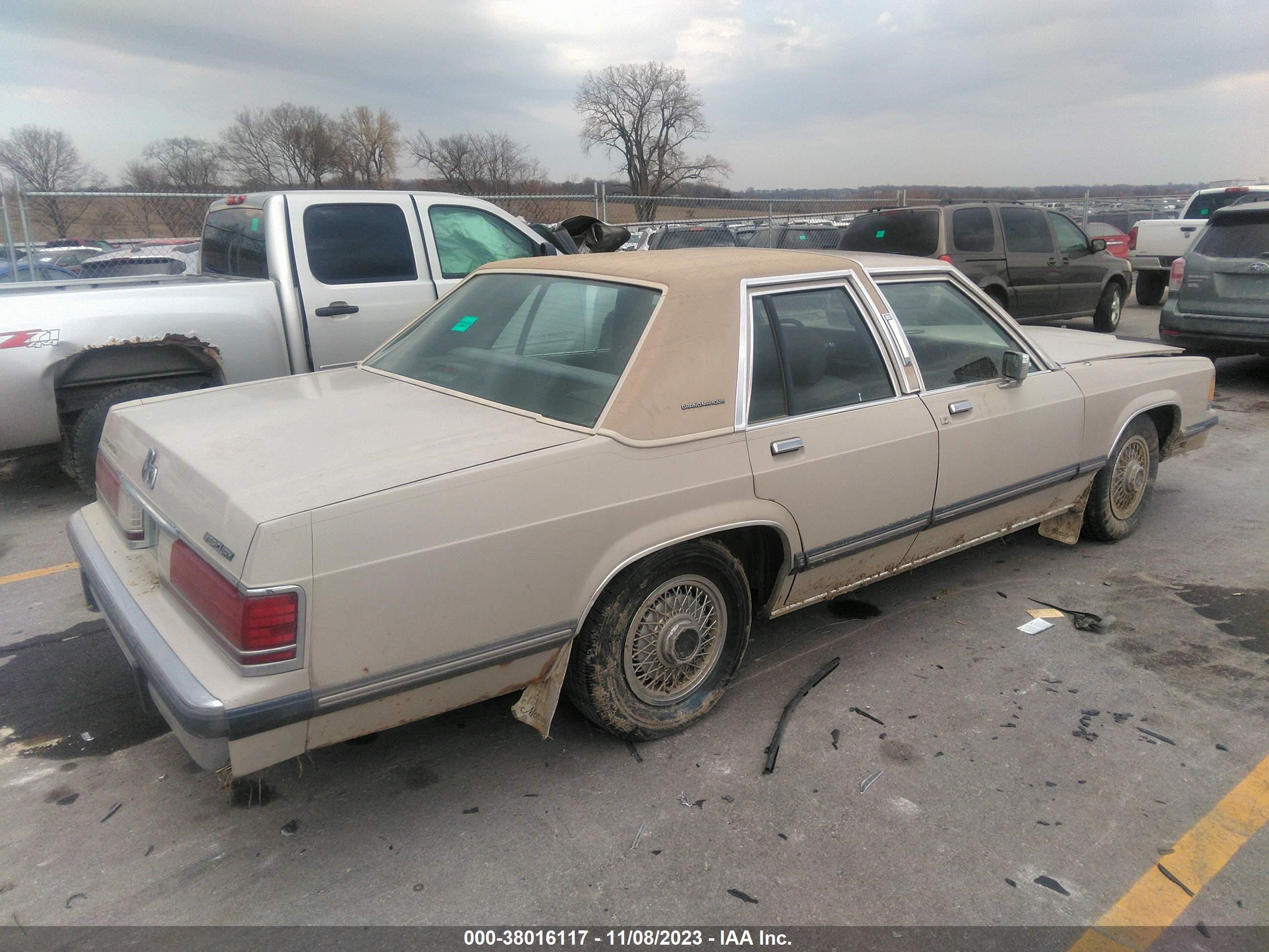 Photo 3 VIN: 2MEBM75F8JX701762 - MERCURY GRAND MARQUIS 