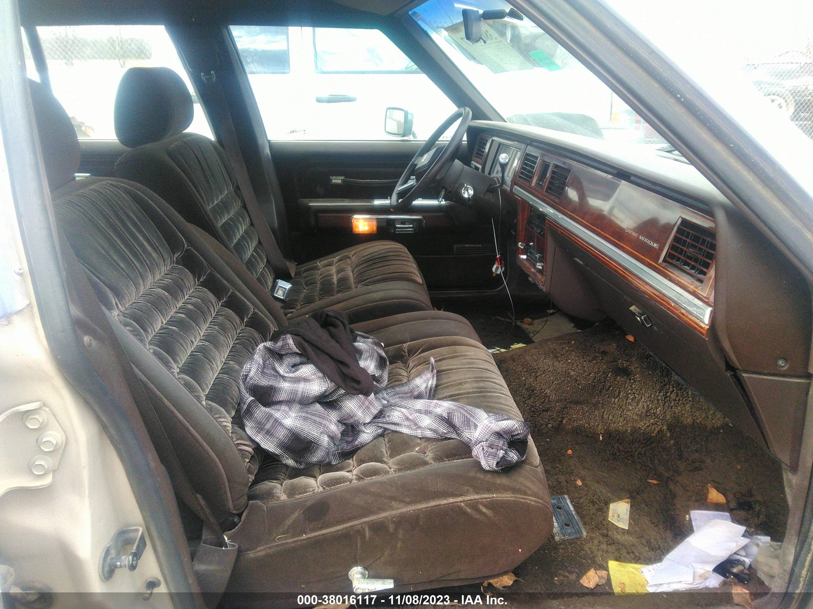 Photo 4 VIN: 2MEBM75F8JX701762 - MERCURY GRAND MARQUIS 