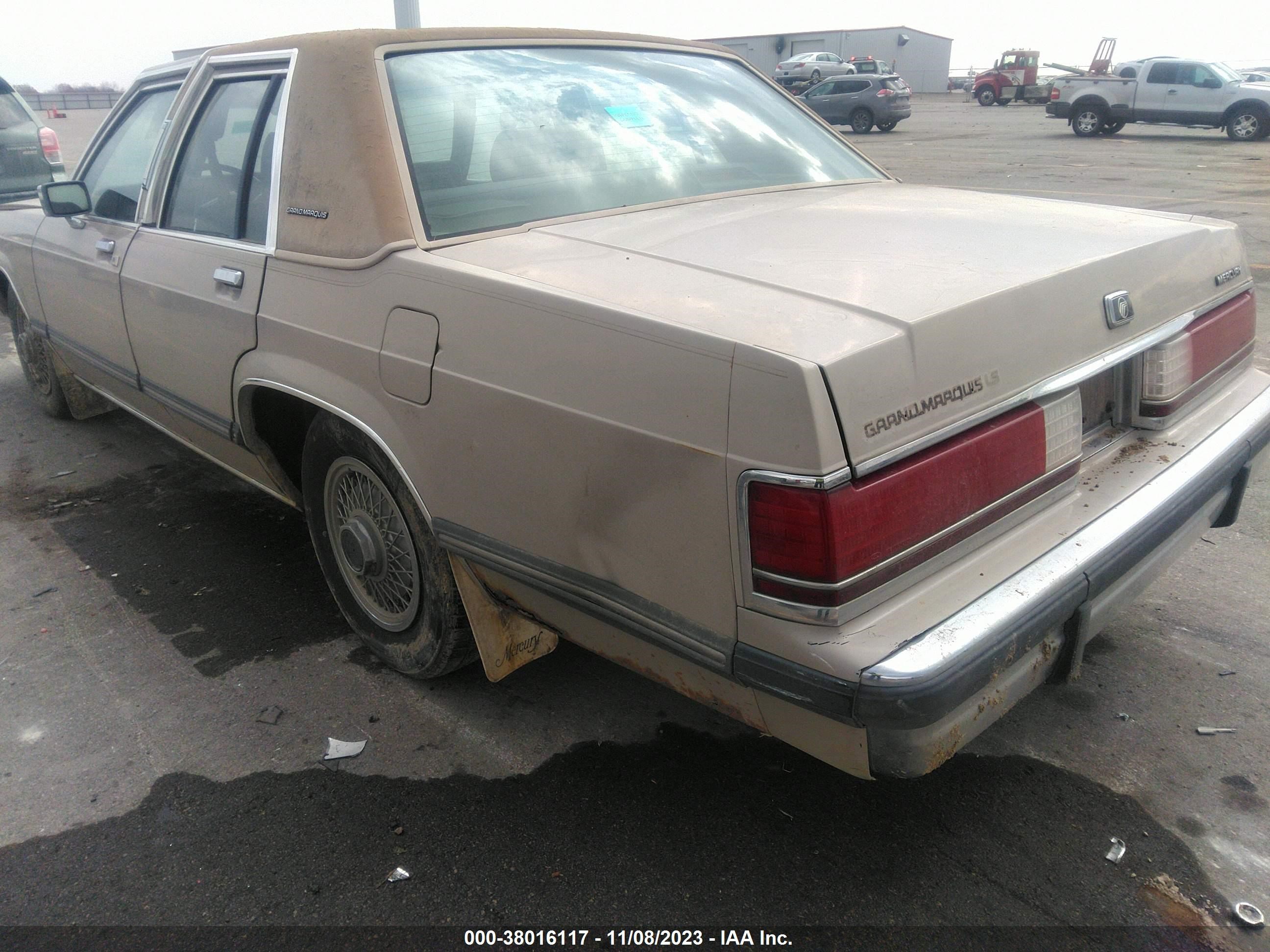 Photo 5 VIN: 2MEBM75F8JX701762 - MERCURY GRAND MARQUIS 