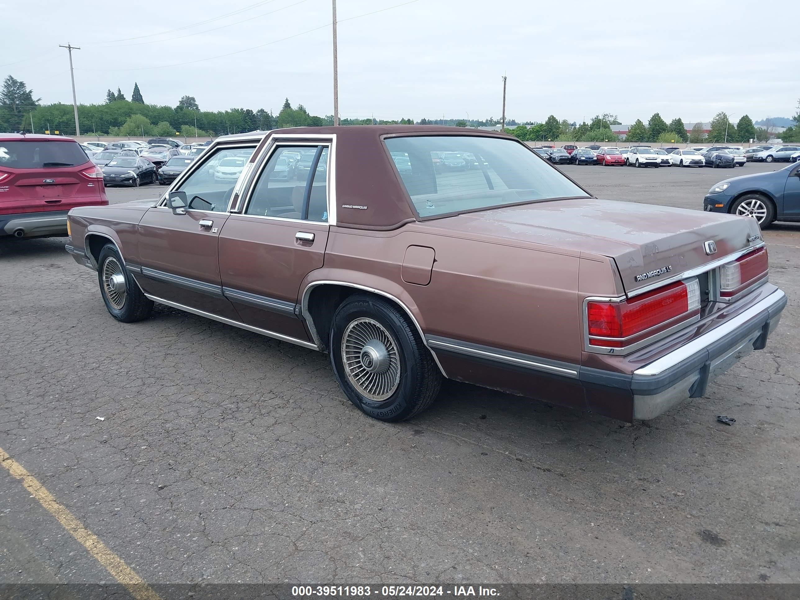 Photo 2 VIN: 2MEBM75F8KX670871 - MERCURY GRAND MARQUIS 