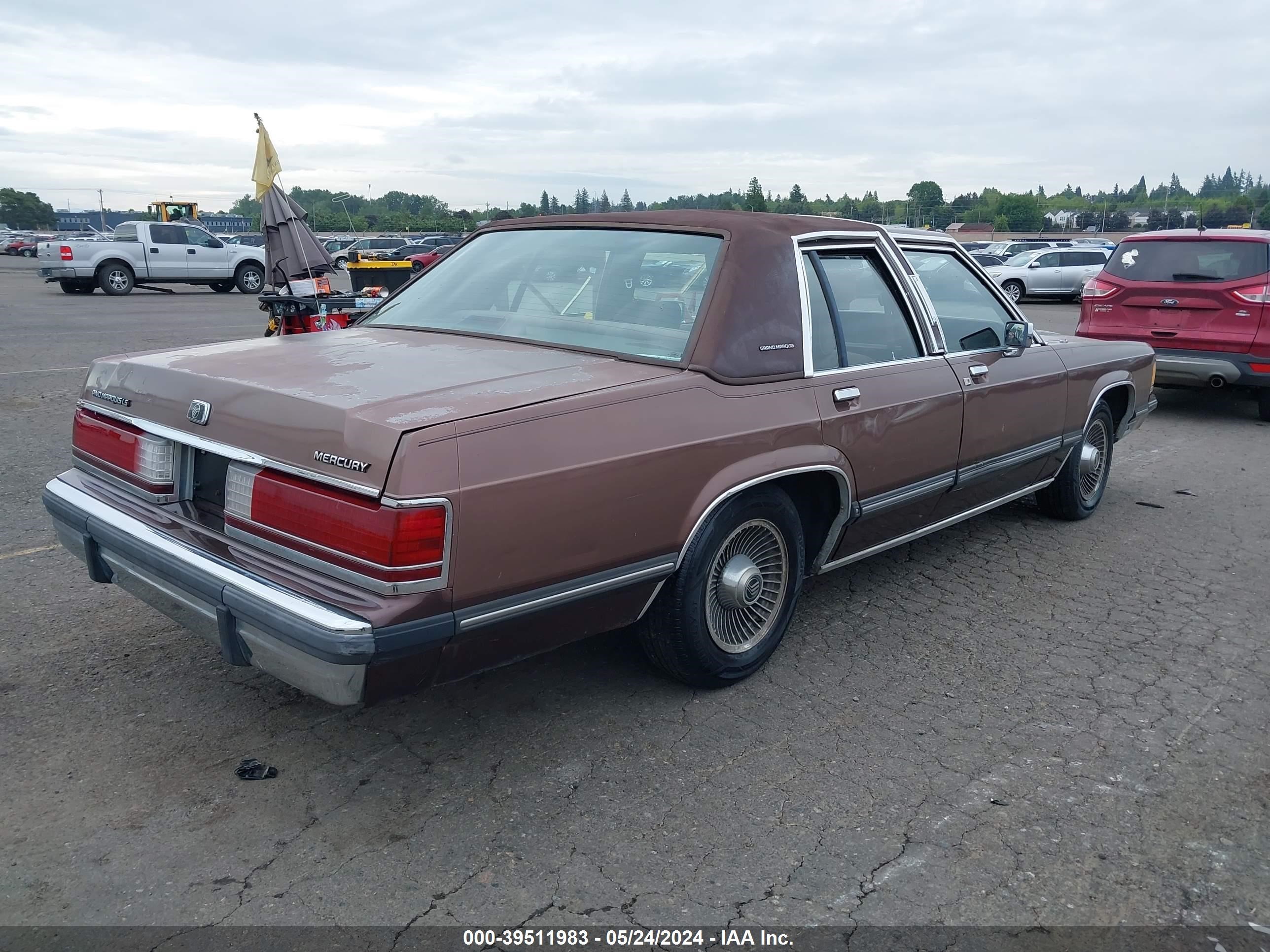 Photo 3 VIN: 2MEBM75F8KX670871 - MERCURY GRAND MARQUIS 