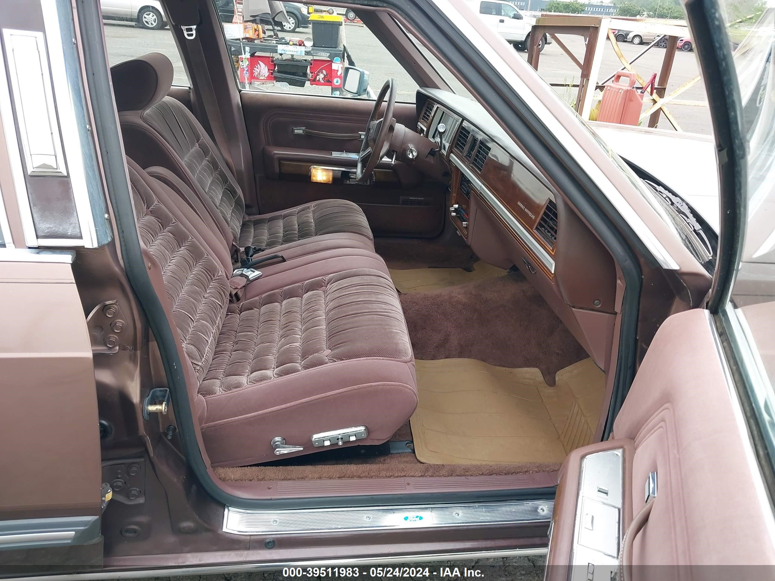 Photo 4 VIN: 2MEBM75F8KX670871 - MERCURY GRAND MARQUIS 