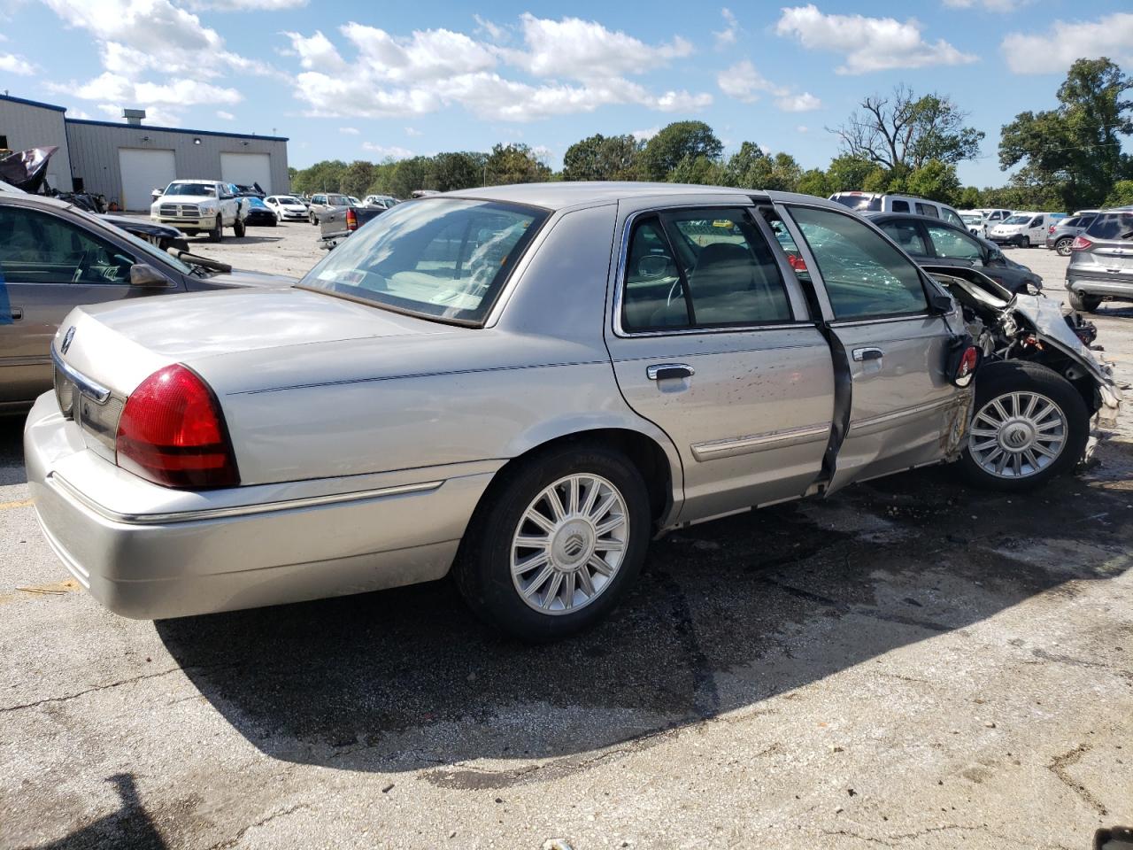 Photo 2 VIN: 2MEBM7FV2AX613473 - MERCURY GRAND MARQUIS 