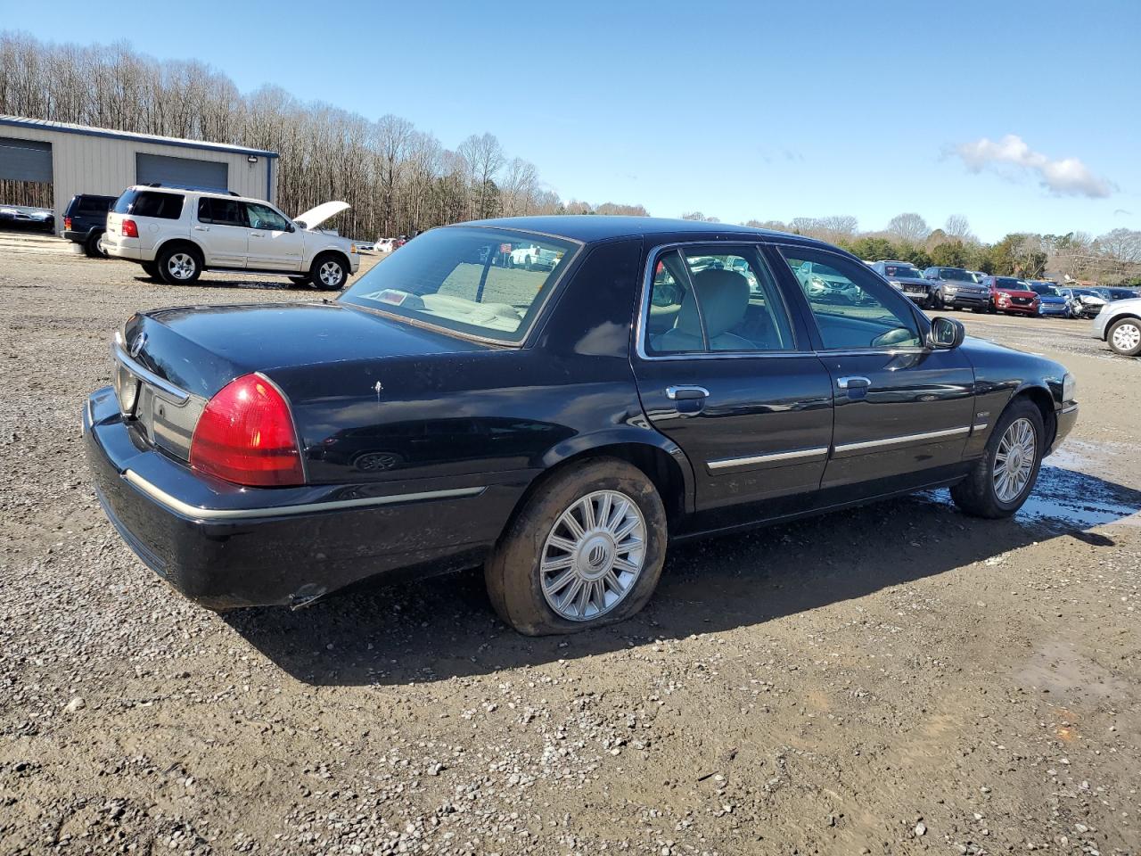 Photo 2 VIN: 2MEBM7FV3BX610518 - MERCURY GRAND MARQUIS 