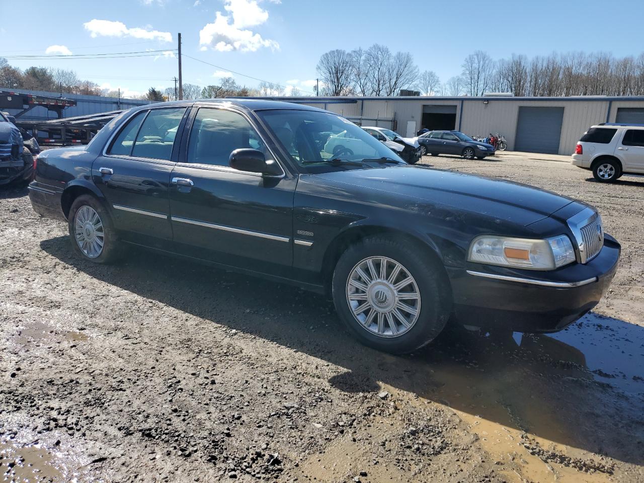 Photo 3 VIN: 2MEBM7FV3BX610518 - MERCURY GRAND MARQUIS 