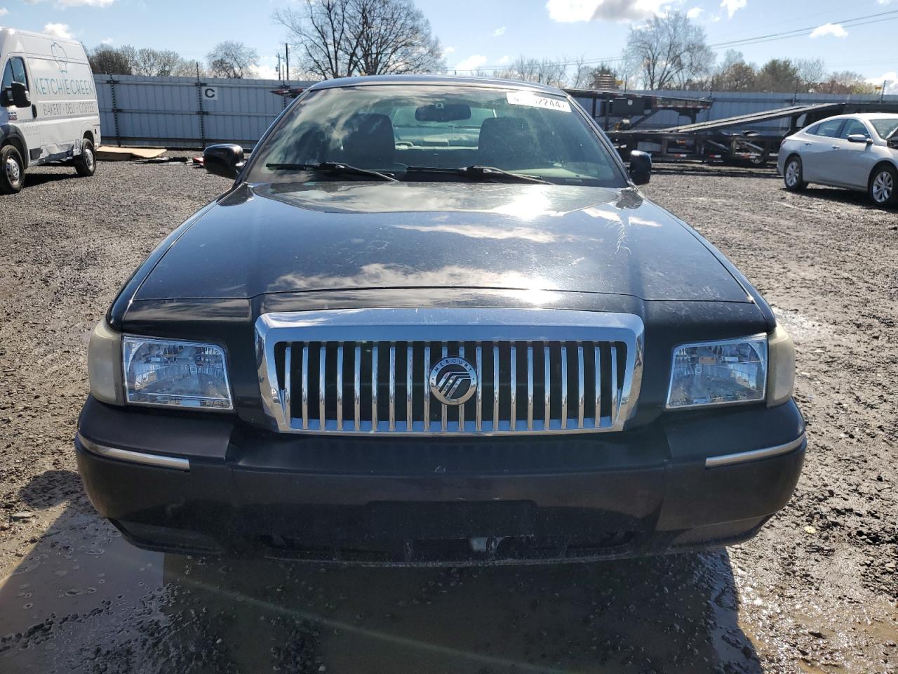 Photo 4 VIN: 2MEBM7FV3BX610518 - MERCURY GRAND MARQUIS 