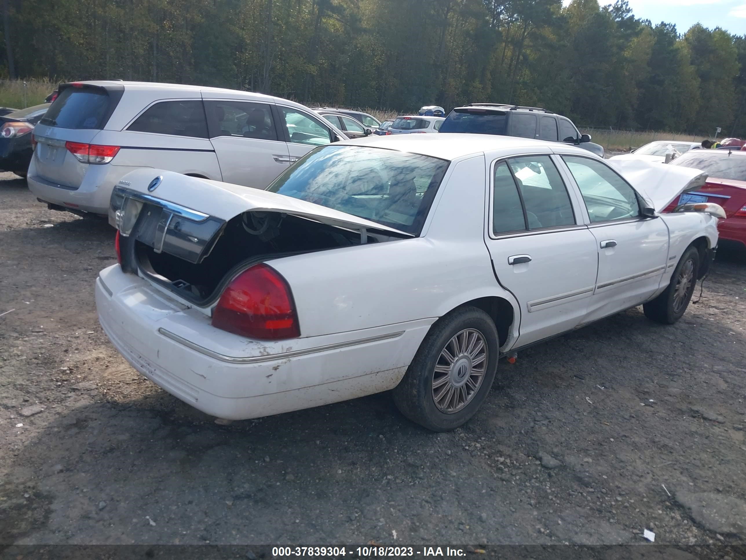 Photo 3 VIN: 2MEBM7FV4AX633868 - MERCURY GRAND MARQUIS 