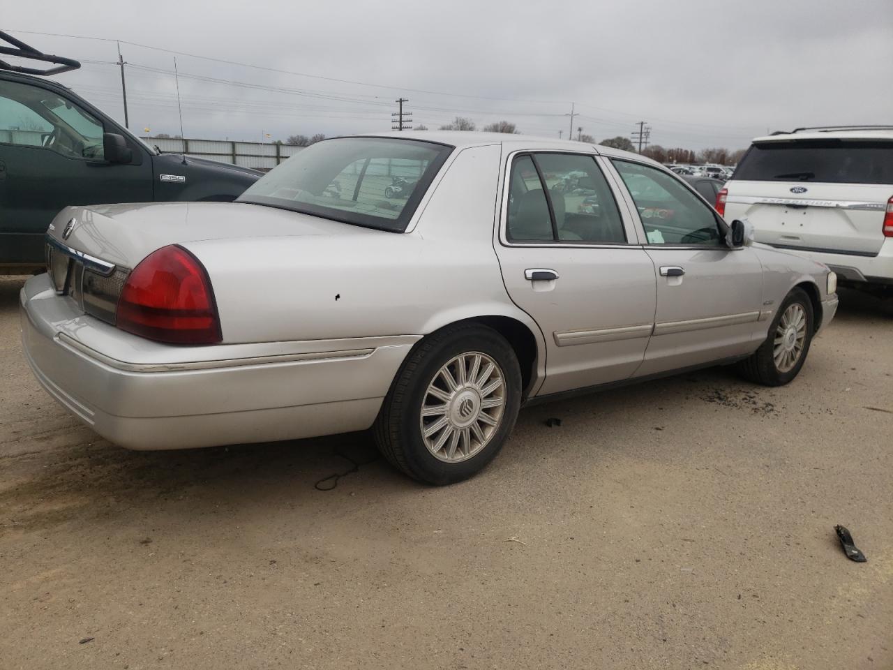 Photo 2 VIN: 2MEBM7FVXAX615410 - MERCURY GRAND MARQUIS 