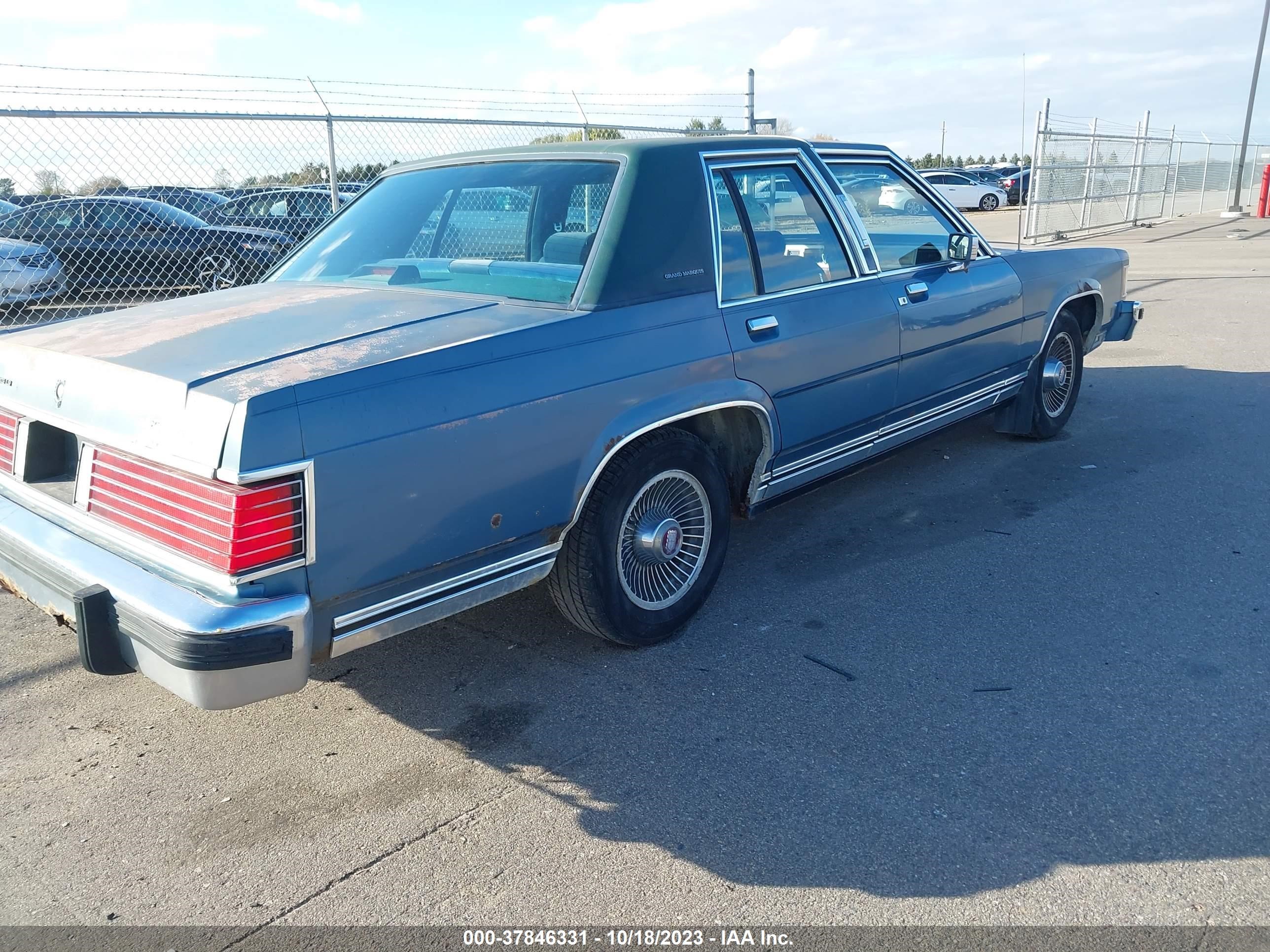 Photo 3 VIN: 2MEBP95F4GX703505 - MERCURY GRAND MARQUIS 