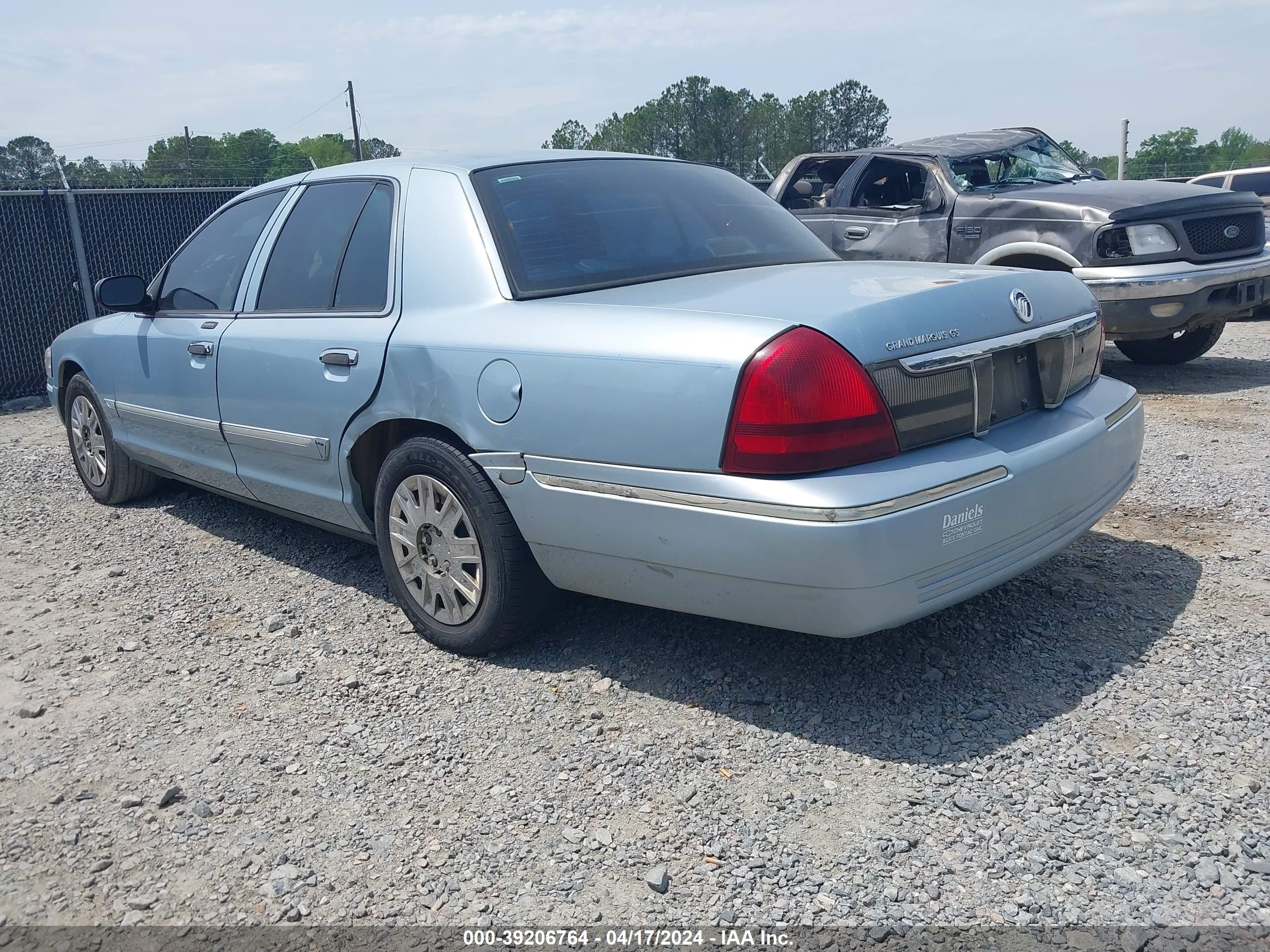 Photo 2 VIN: 2MEFM74V07X635355 - MERCURY GRAND MARQUIS 