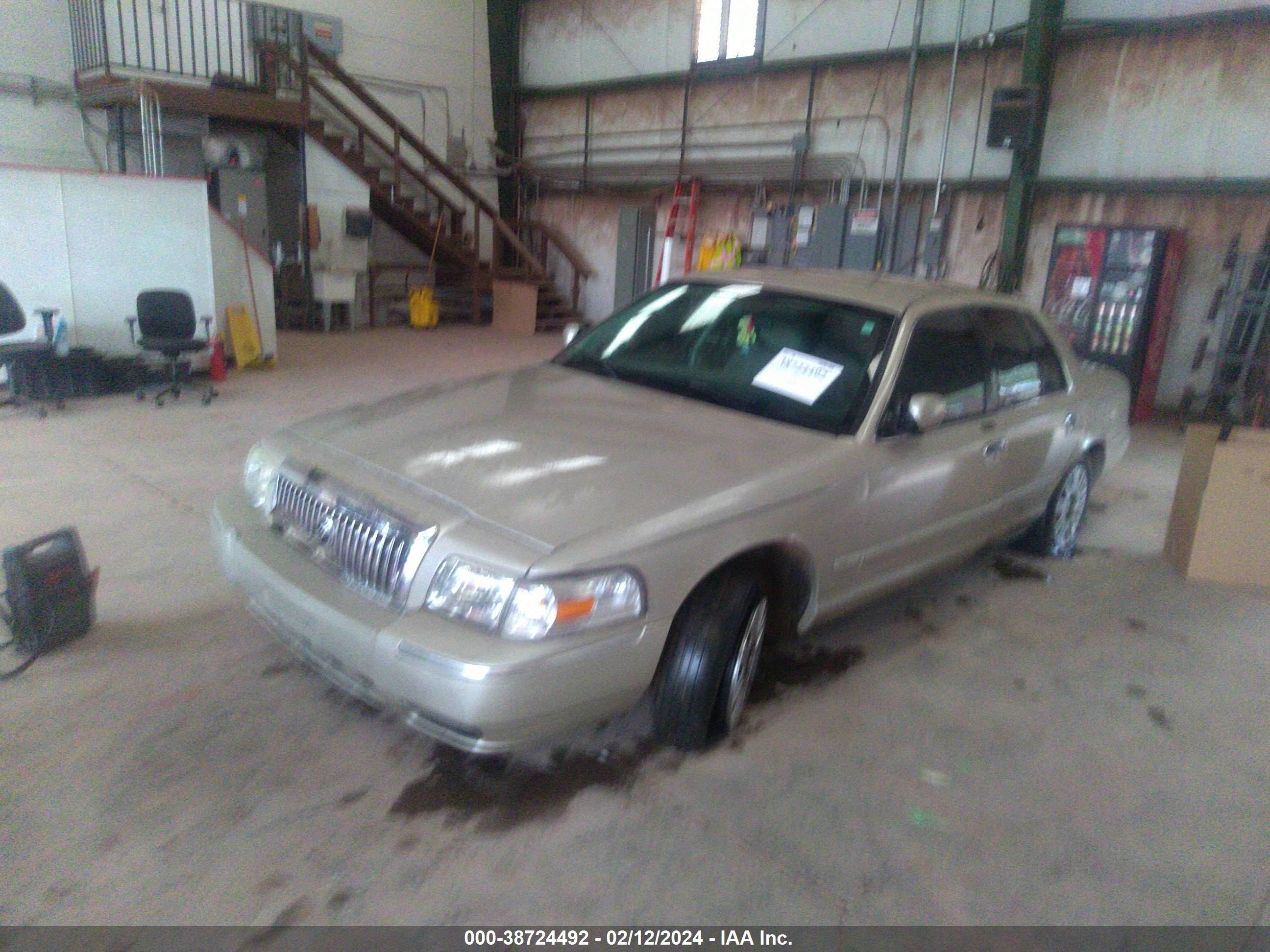 Photo 1 VIN: 2MEFM74V08X611848 - MERCURY GRAND MARQUIS 