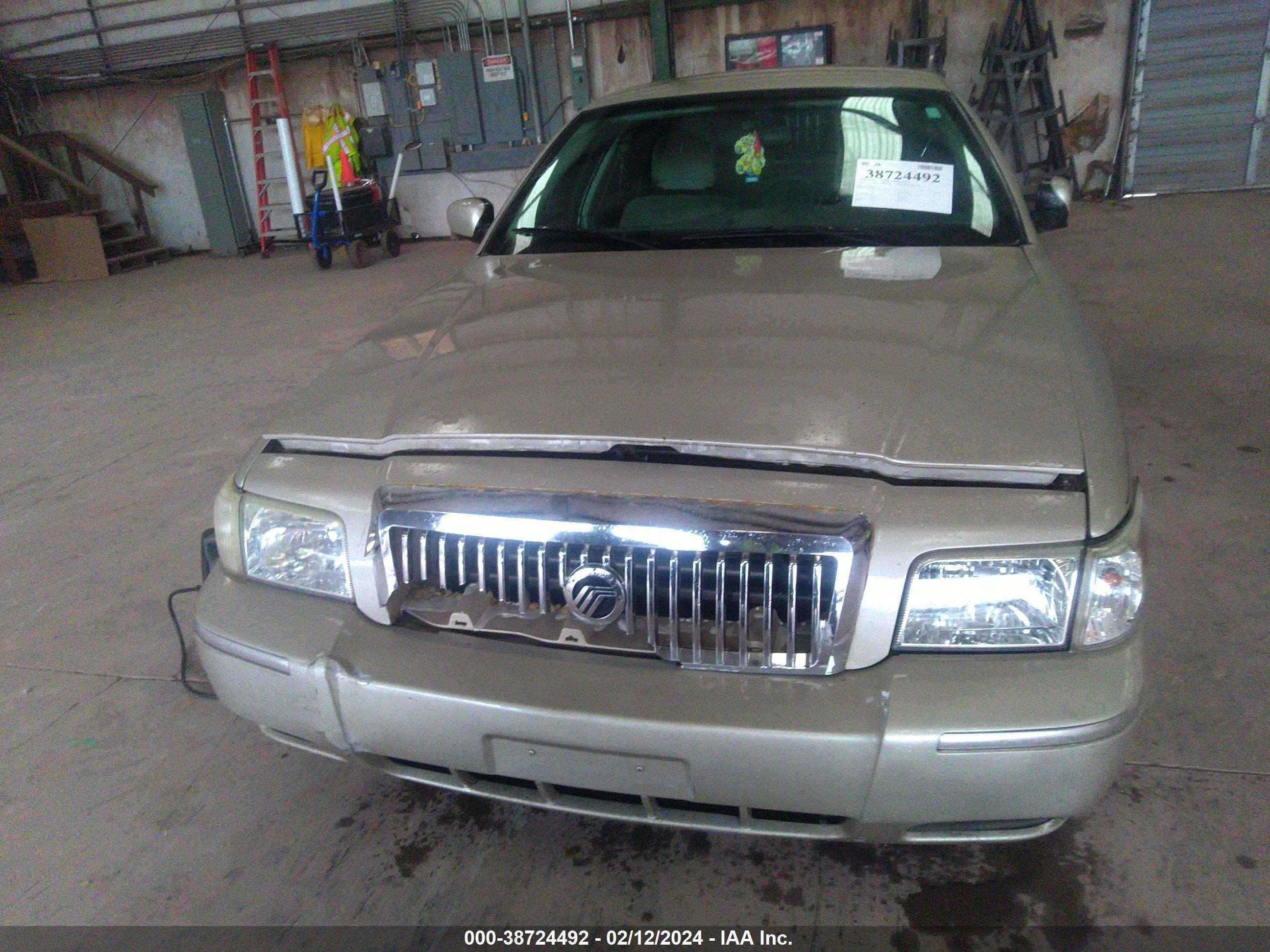 Photo 11 VIN: 2MEFM74V08X611848 - MERCURY GRAND MARQUIS 