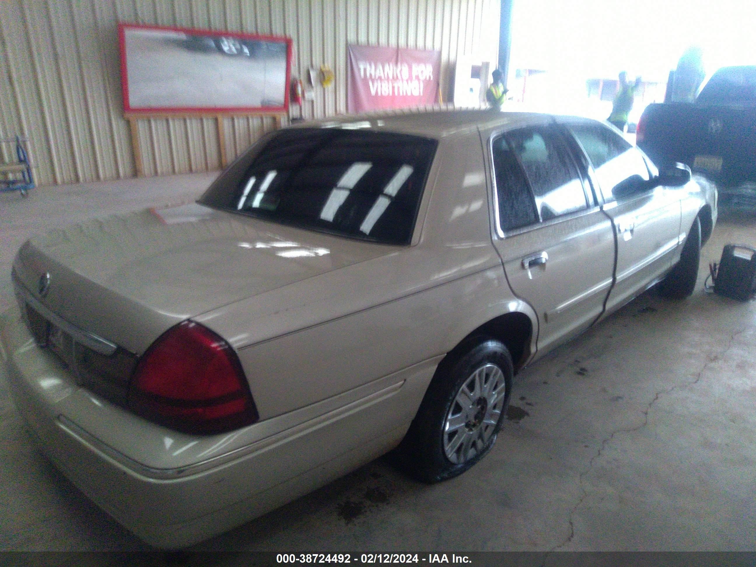 Photo 13 VIN: 2MEFM74V08X611848 - MERCURY GRAND MARQUIS 