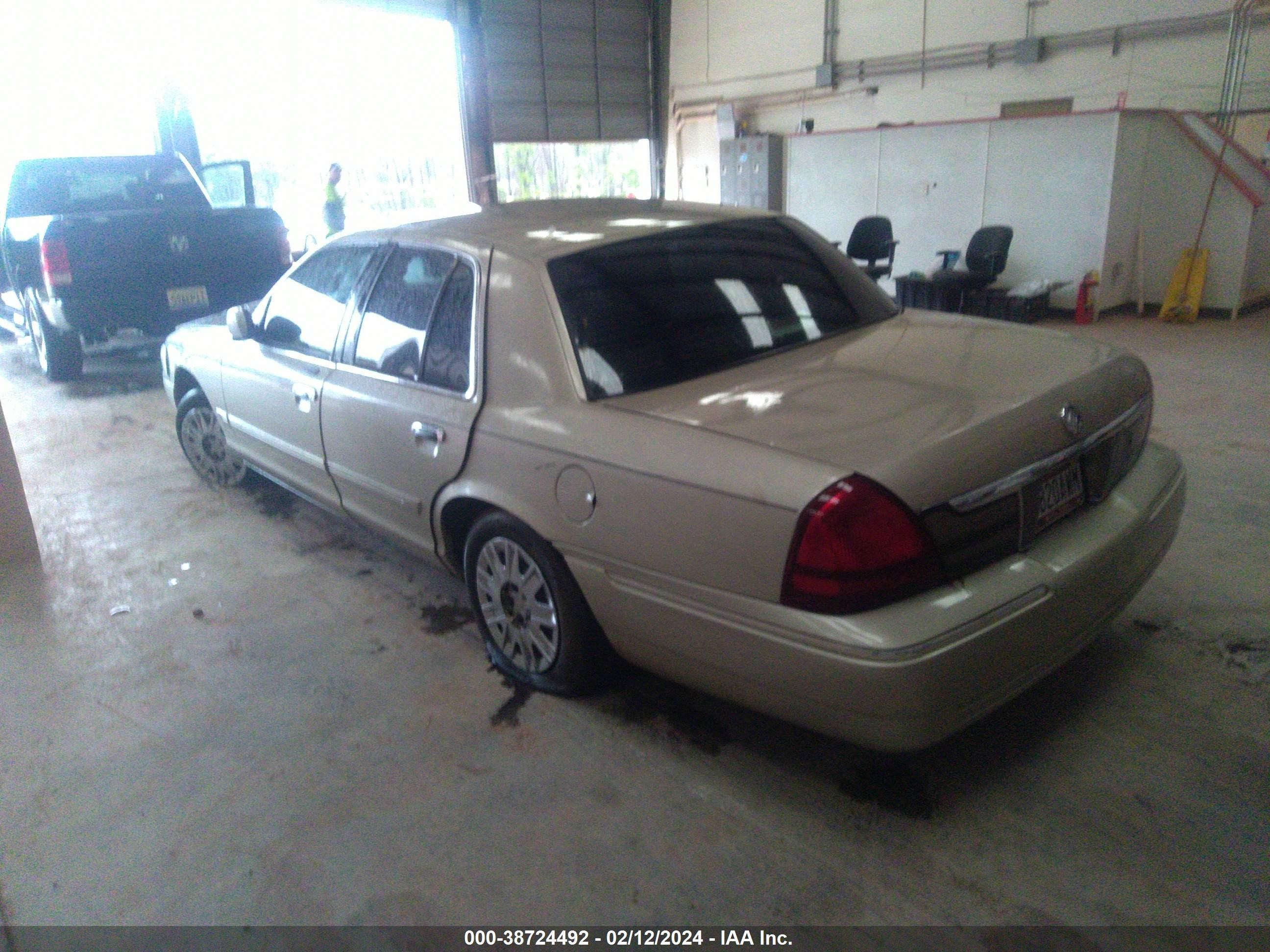 Photo 15 VIN: 2MEFM74V08X611848 - MERCURY GRAND MARQUIS 