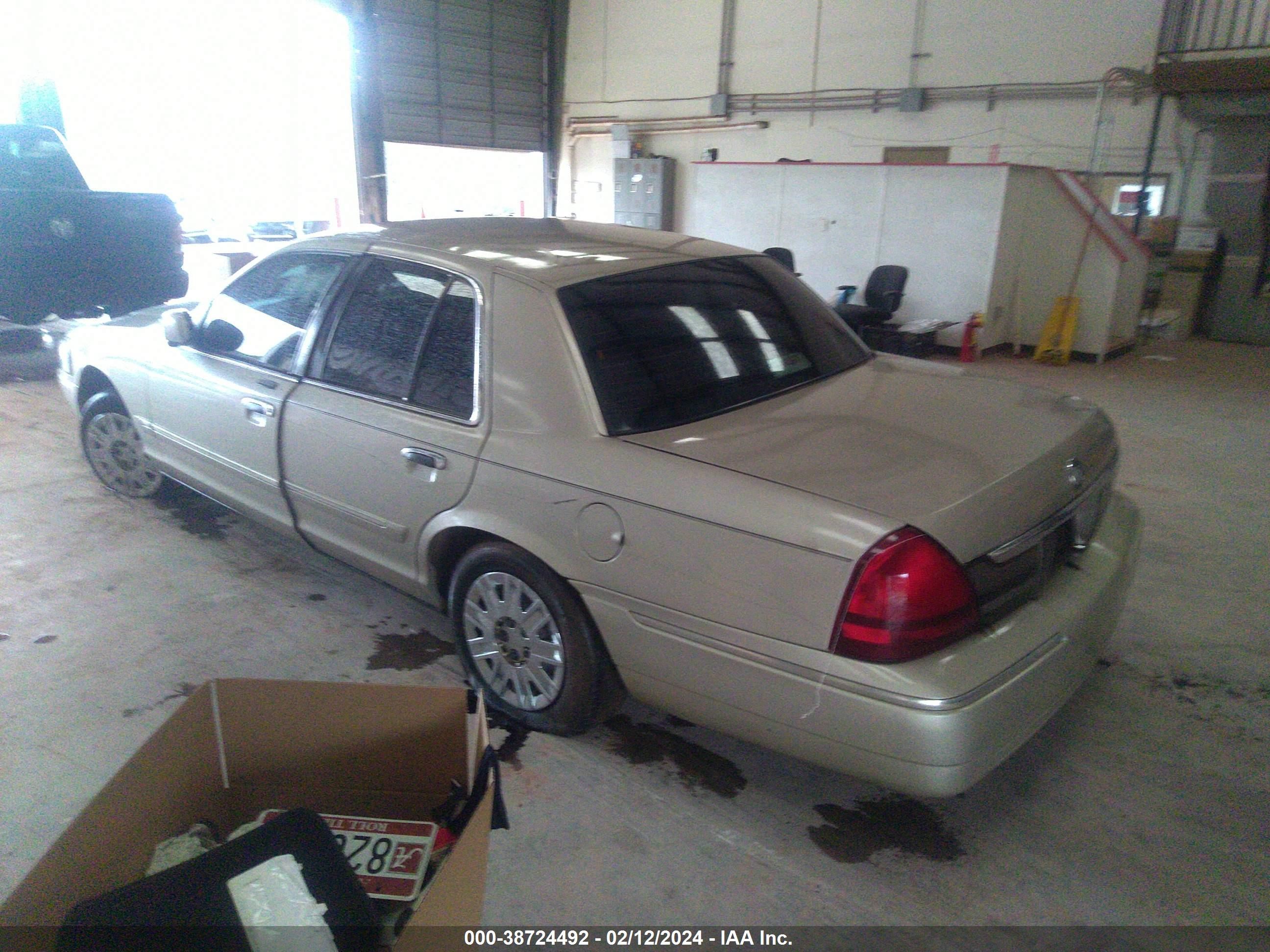 Photo 2 VIN: 2MEFM74V08X611848 - MERCURY GRAND MARQUIS 