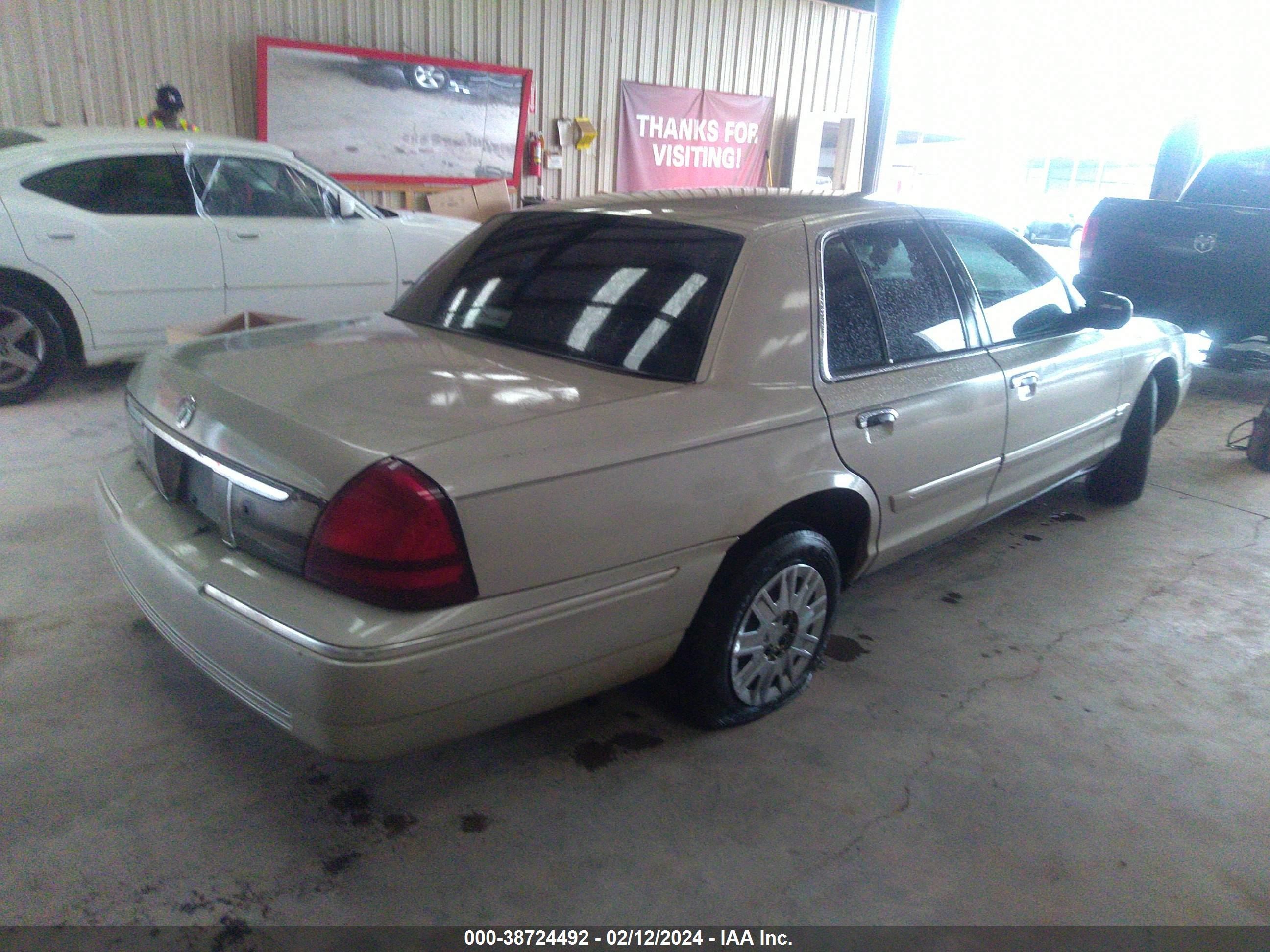 Photo 3 VIN: 2MEFM74V08X611848 - MERCURY GRAND MARQUIS 